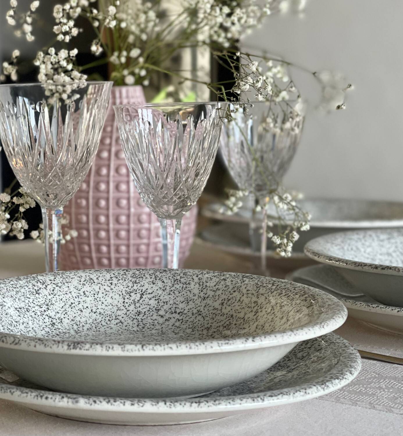 12 speckled ceramic plates.