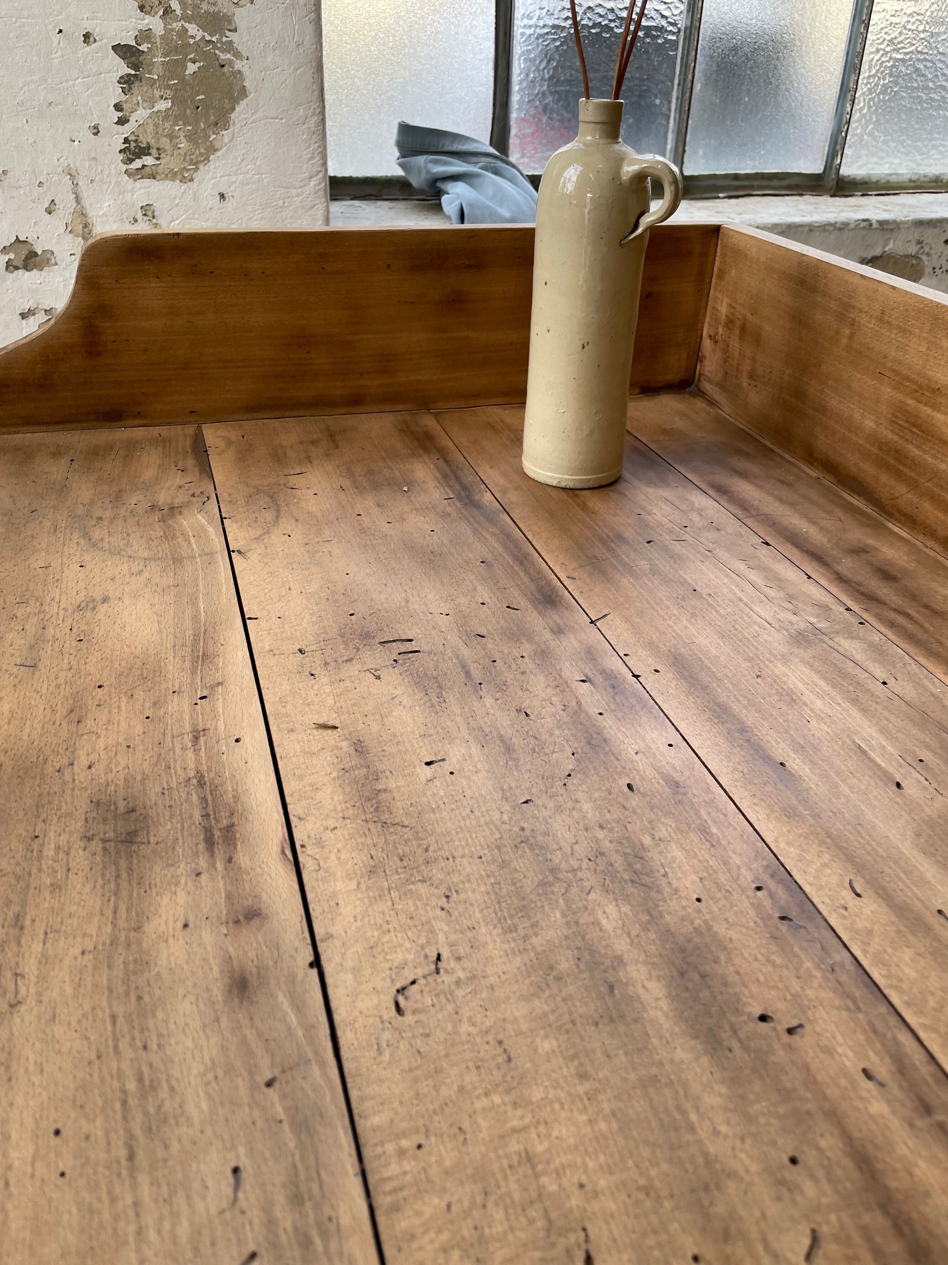 Trading counter central island pine