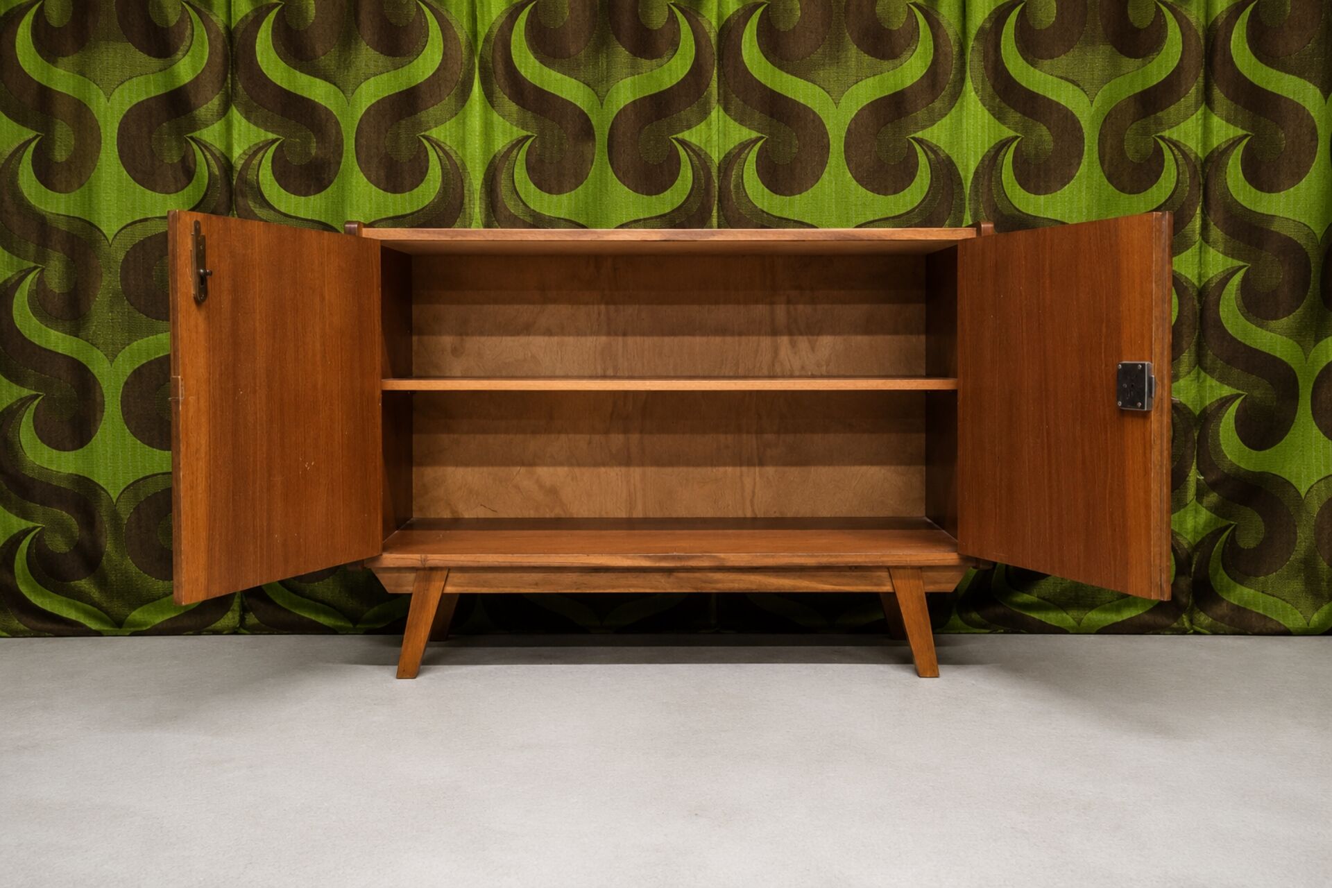 Meuble de rangement vintage en noyer 1960"