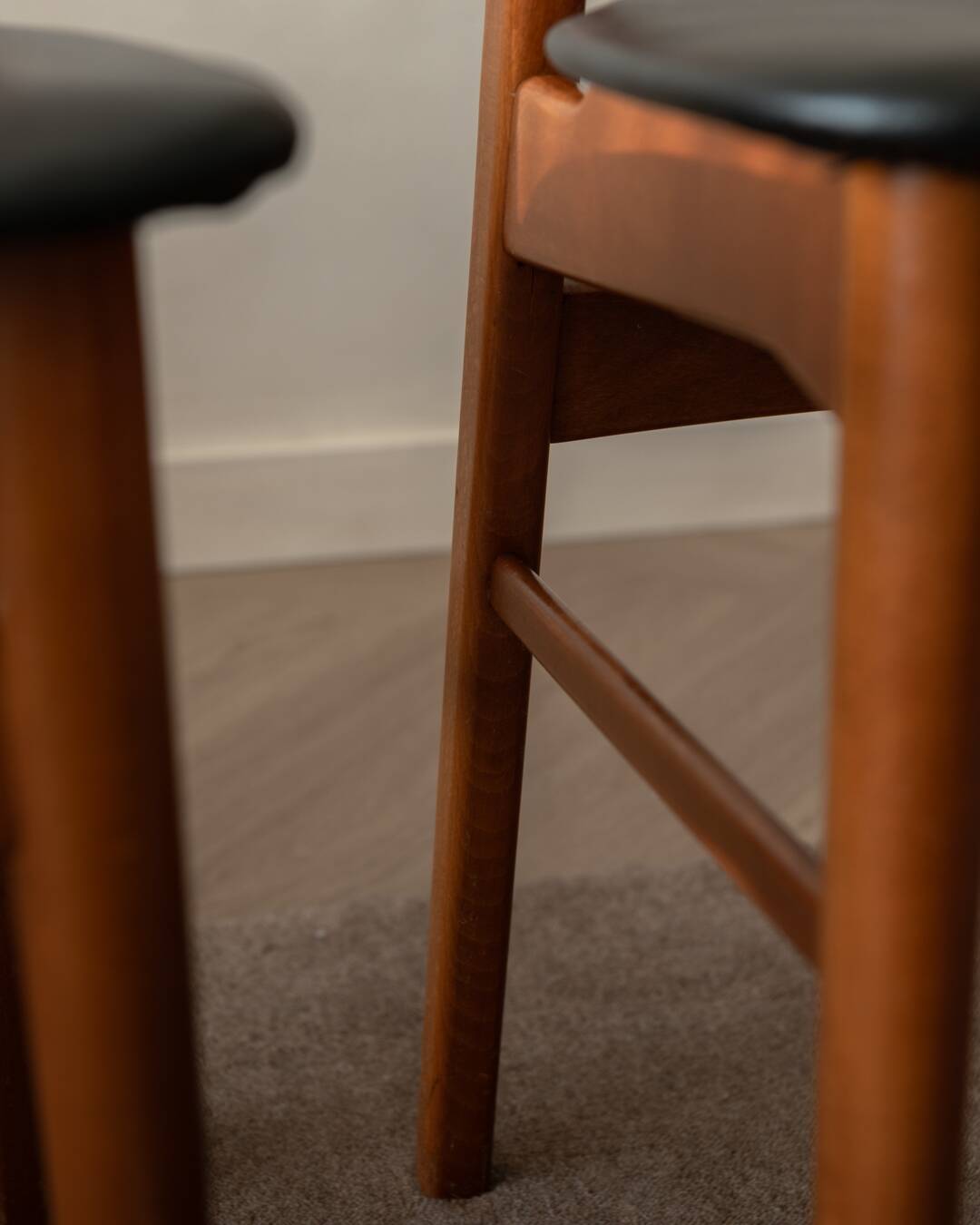 Ensemble de 6 chaises de salle à manger danoises des années 50 · Teck et Skai noir