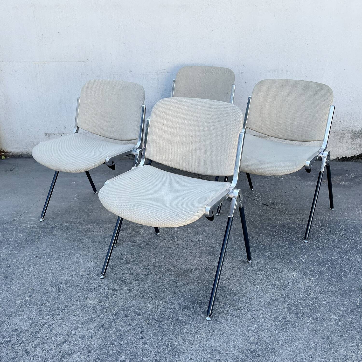 Série de 4 chaises modèle DSC 106 de Giancarlo Piretti pour Castelli