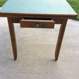 Table en bois massif et skaï vert