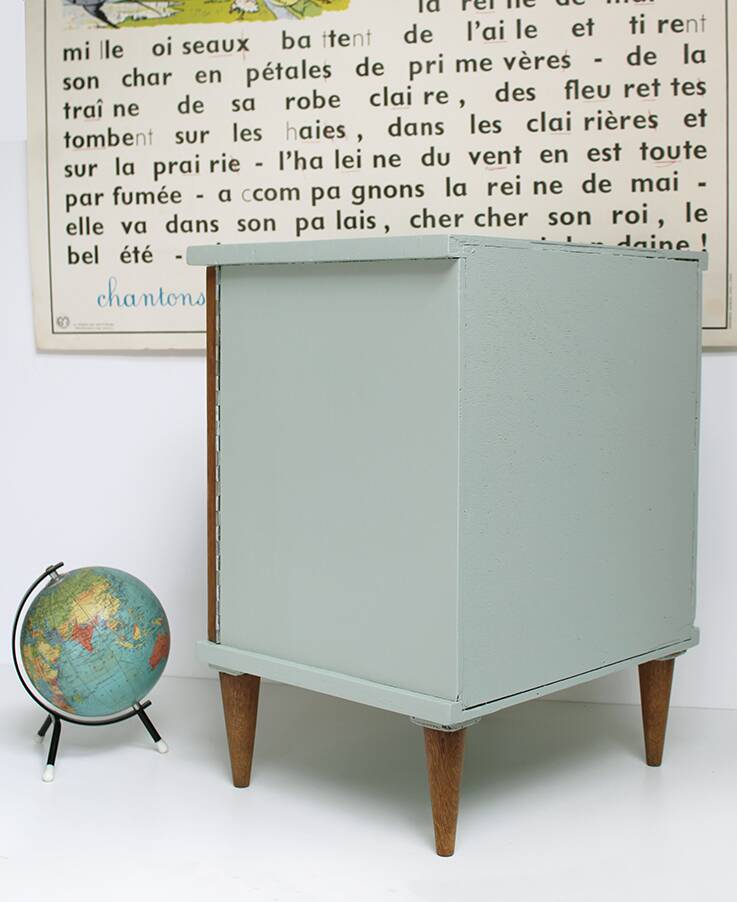 Bedside table with 1 door and 1 internal drawer.