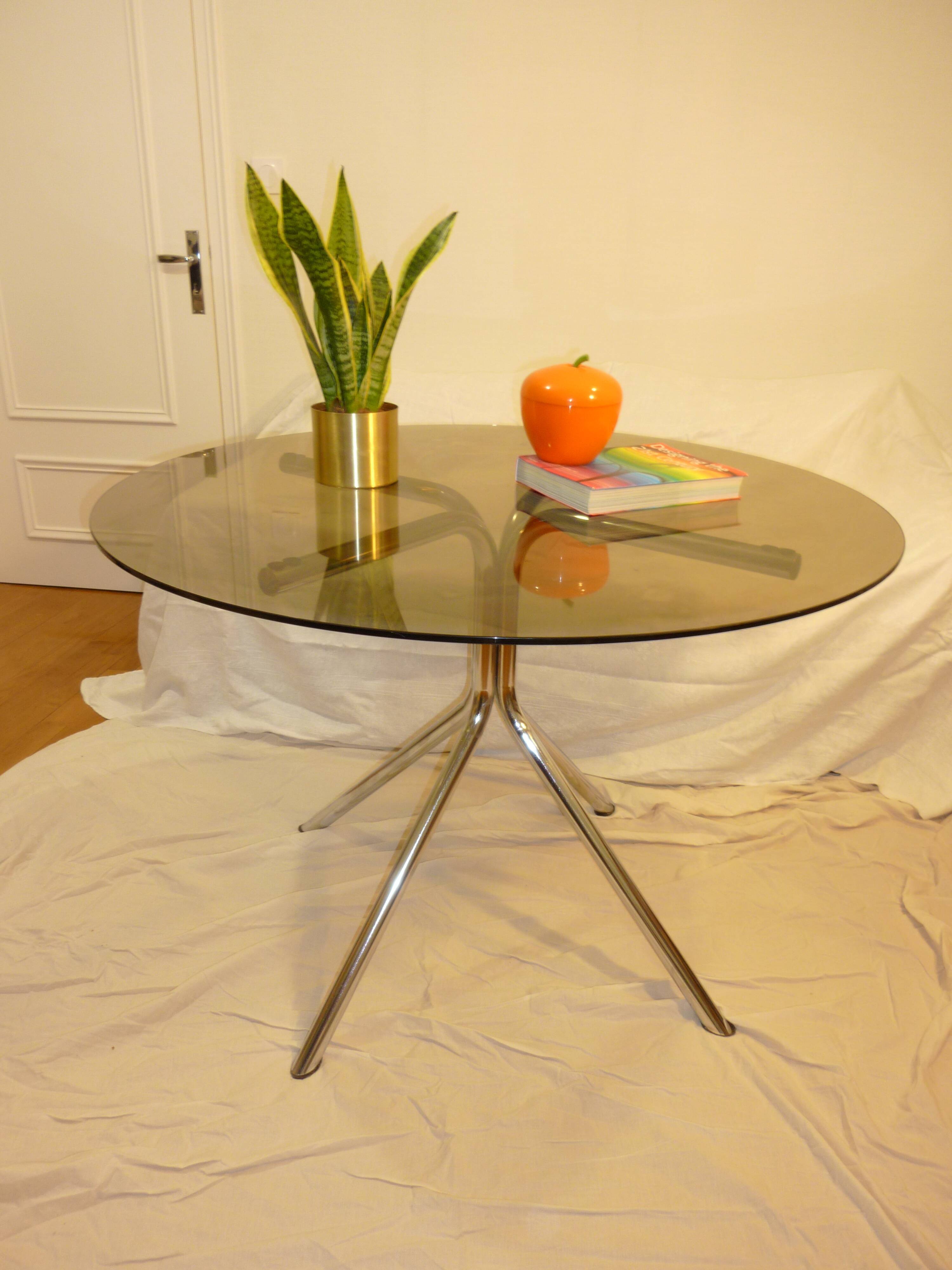 Table vintage 70 en verre légèrement fumé pieds chromés