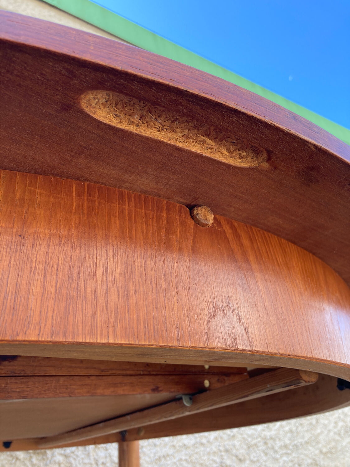 Scandinavian extendable round table