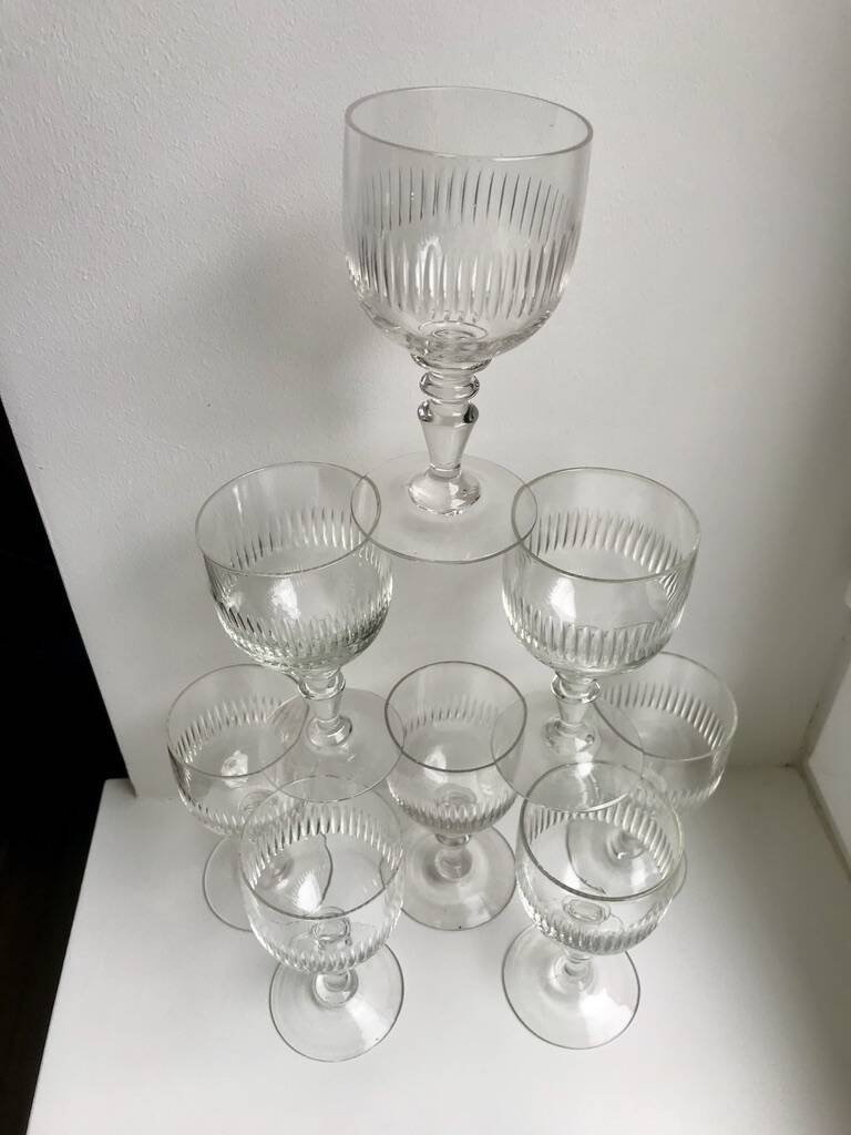 Ensemble de 8 verres à pied en verre moulé années 30 début XXème