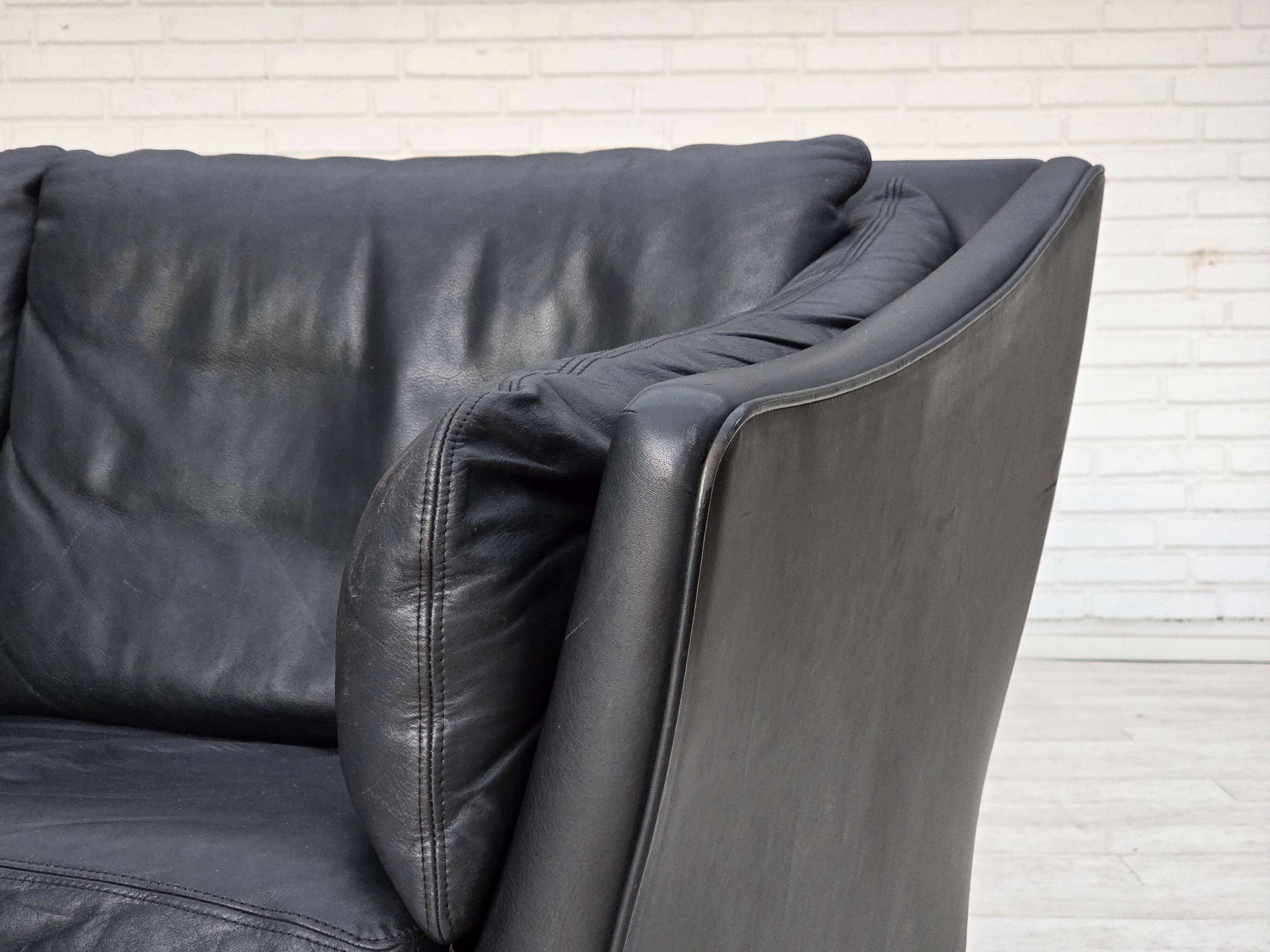 Canapé danois 2 places des années 1970, cuir d'ameublement noir d'origine, bois de teck.