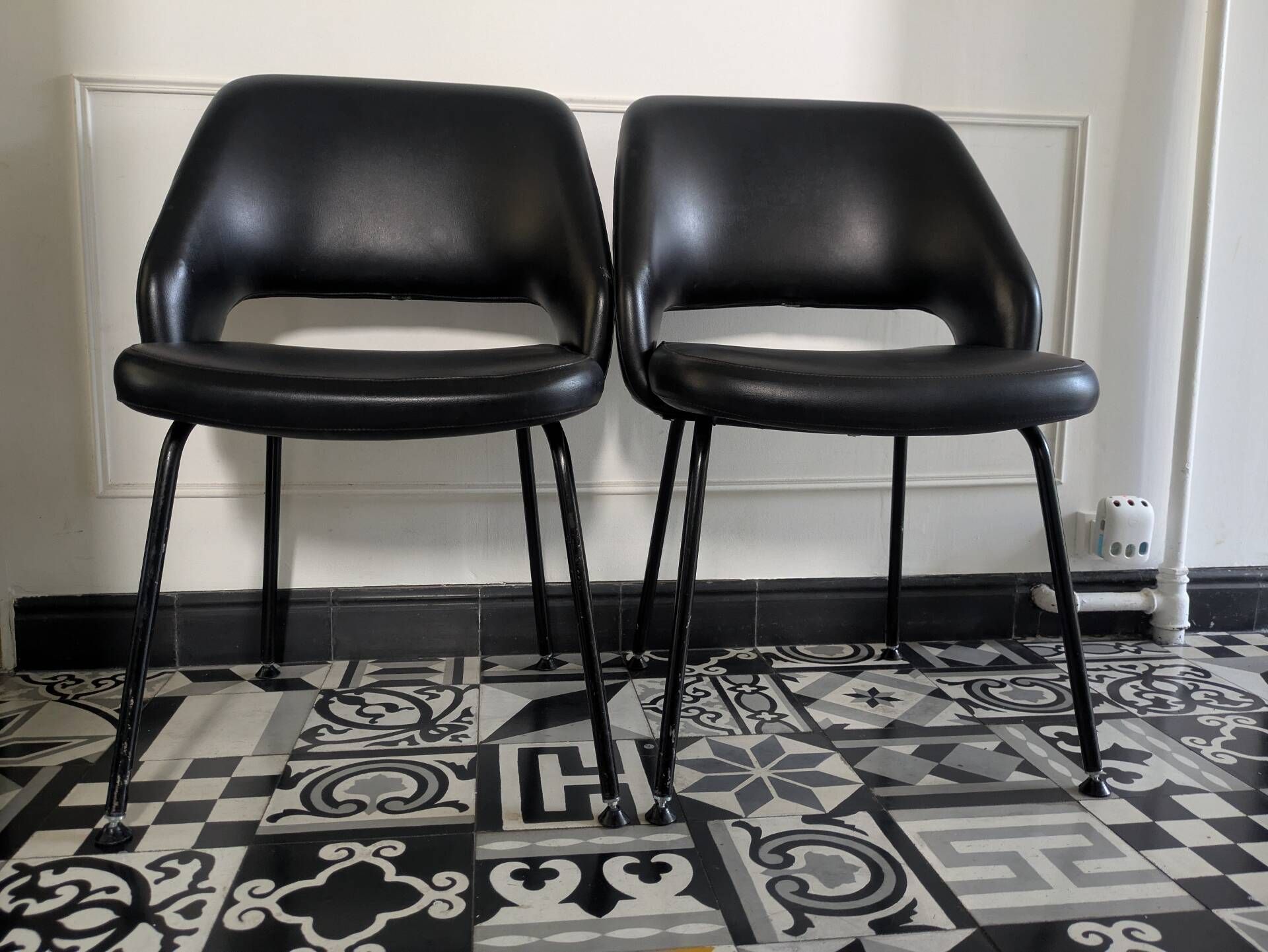 Pair of vintage 1970s armchairs/chairs in Italian Saarinen style.