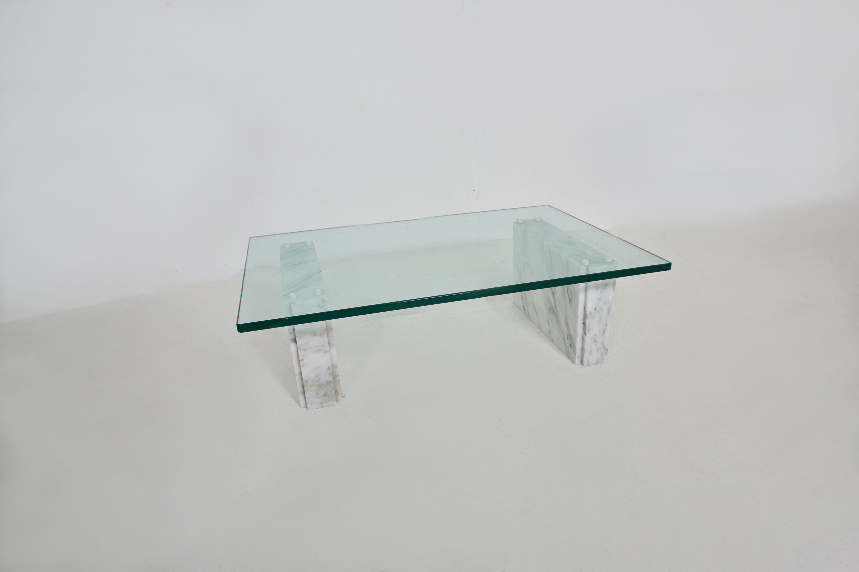 Table basse en marbre de carrare et verre