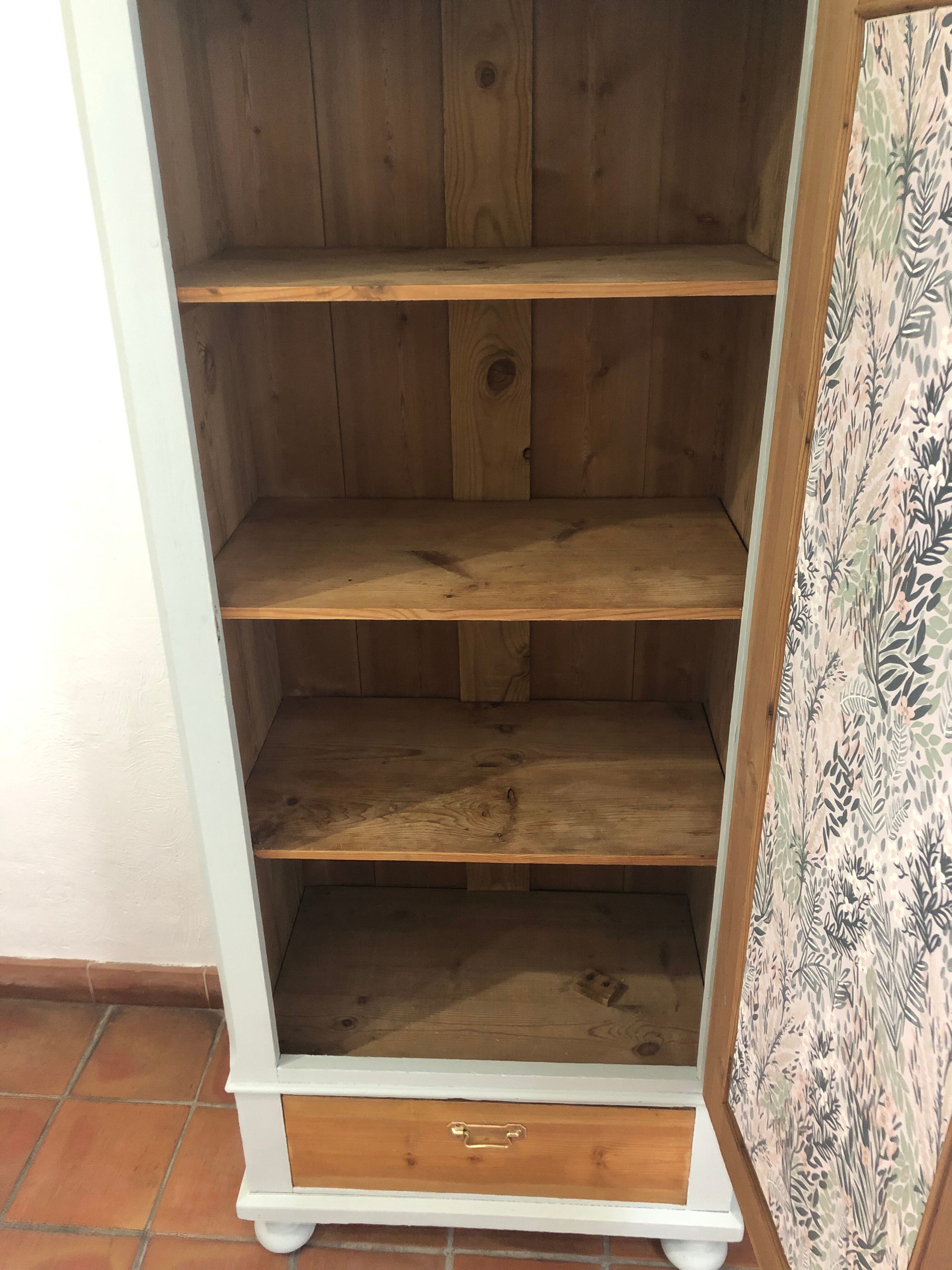 Bonnetiere en pin, armoire