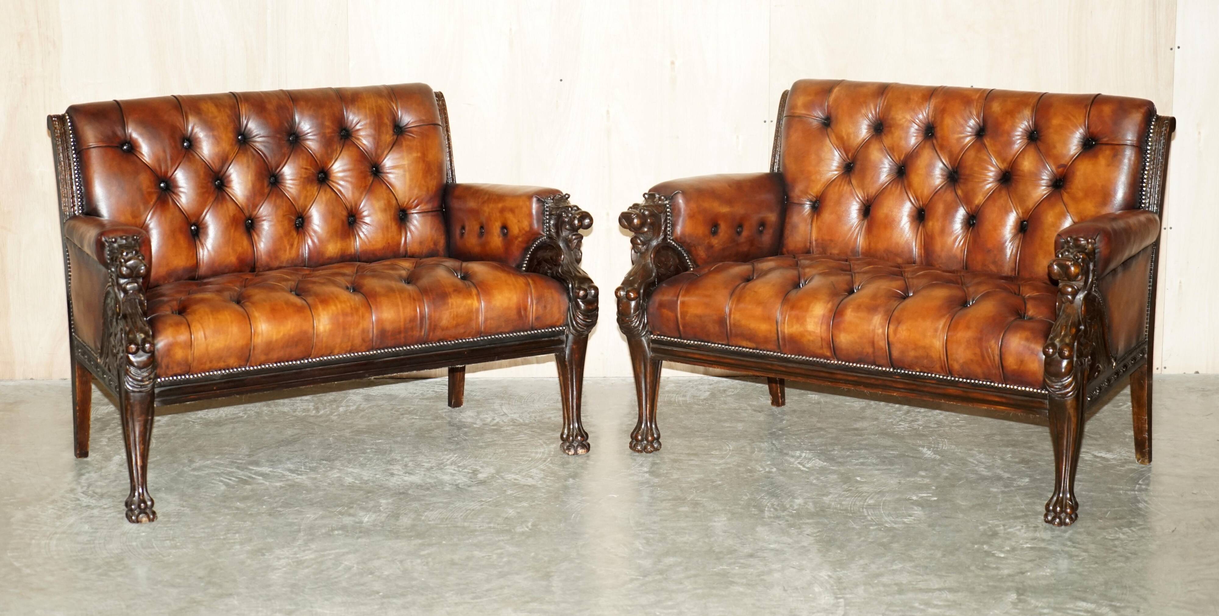 Ensemble Chesterfield cuir avec lion sculpté à la main restauré