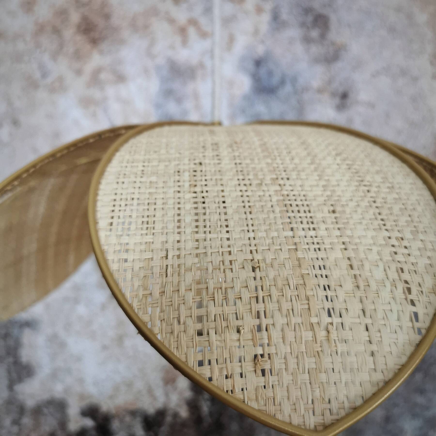 Flower suspension metal structure, 6 raffia petals