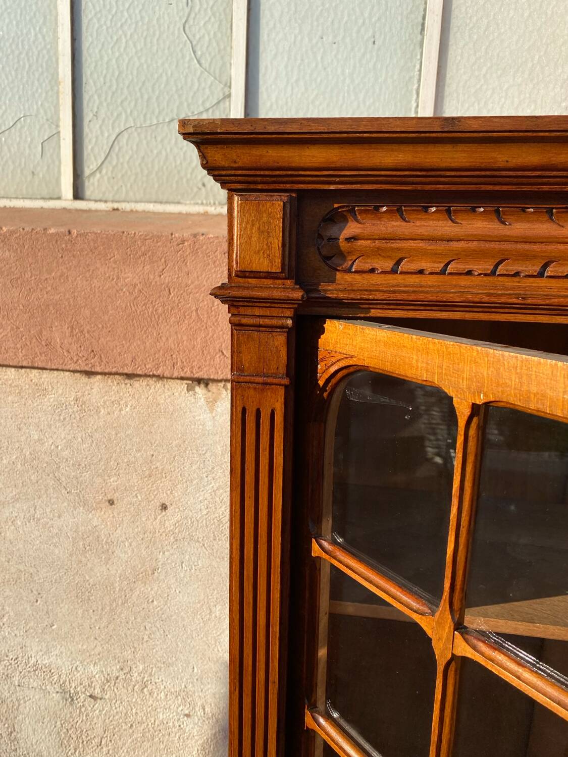 Display case: 2-door bookcase