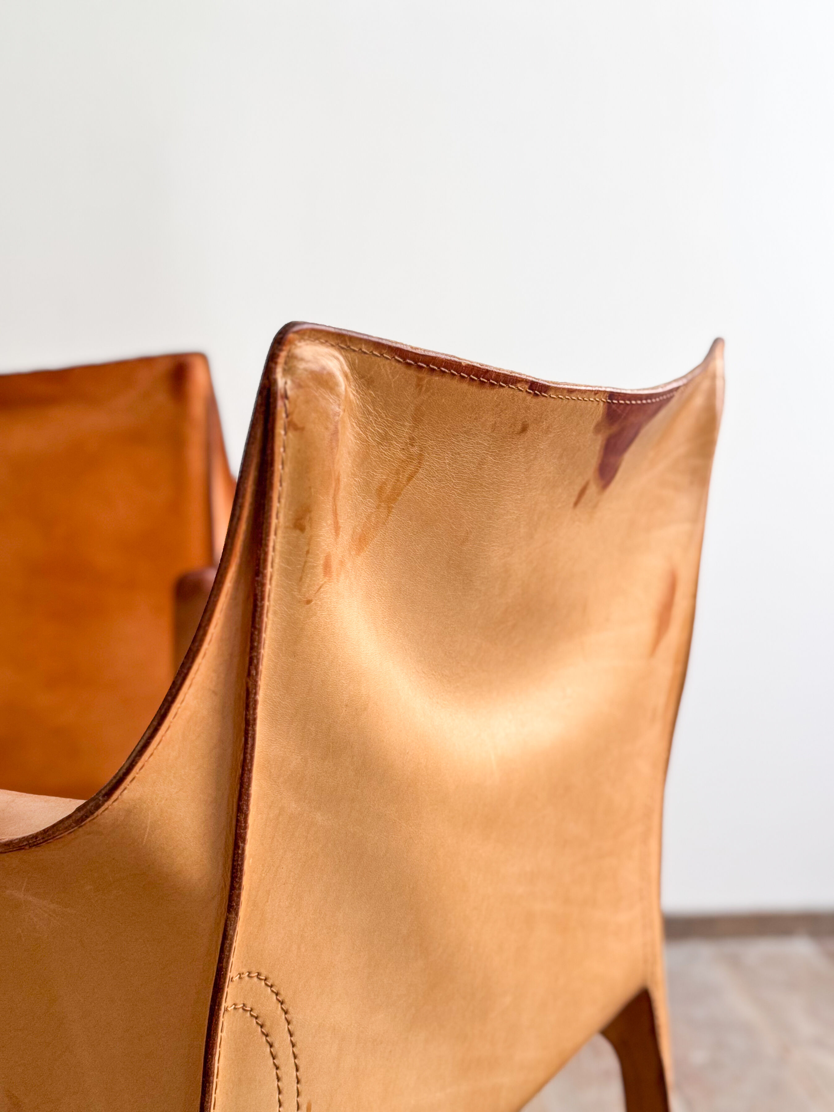 Paire de fauteuils Cab 413 par Mario Bellini en cuir beige patiné, Cassina