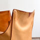 Paire de fauteuils Cab 413 par Mario Bellini en cuir beige patiné, Cassina