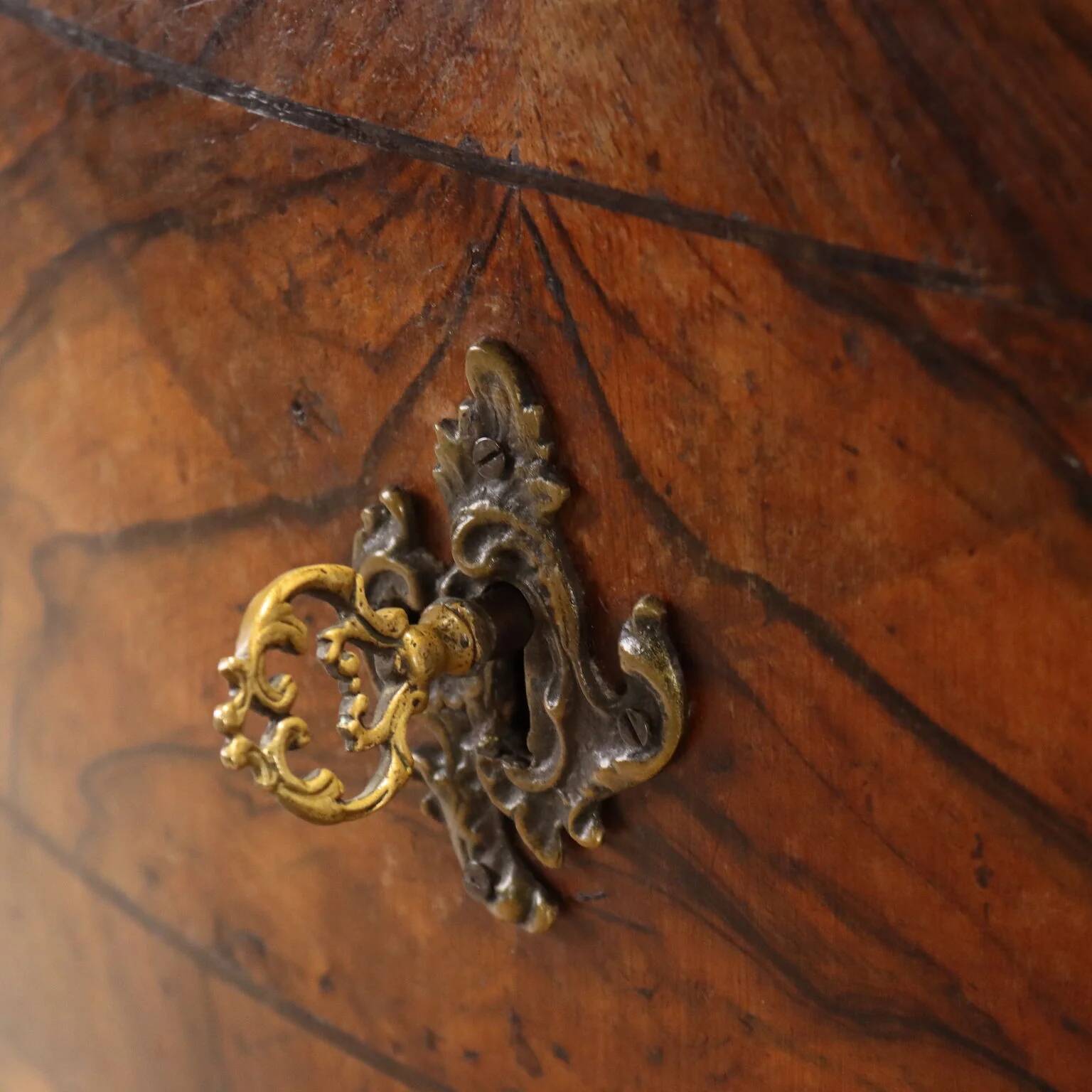 Canterano baroque en noyer et loupe de noyer