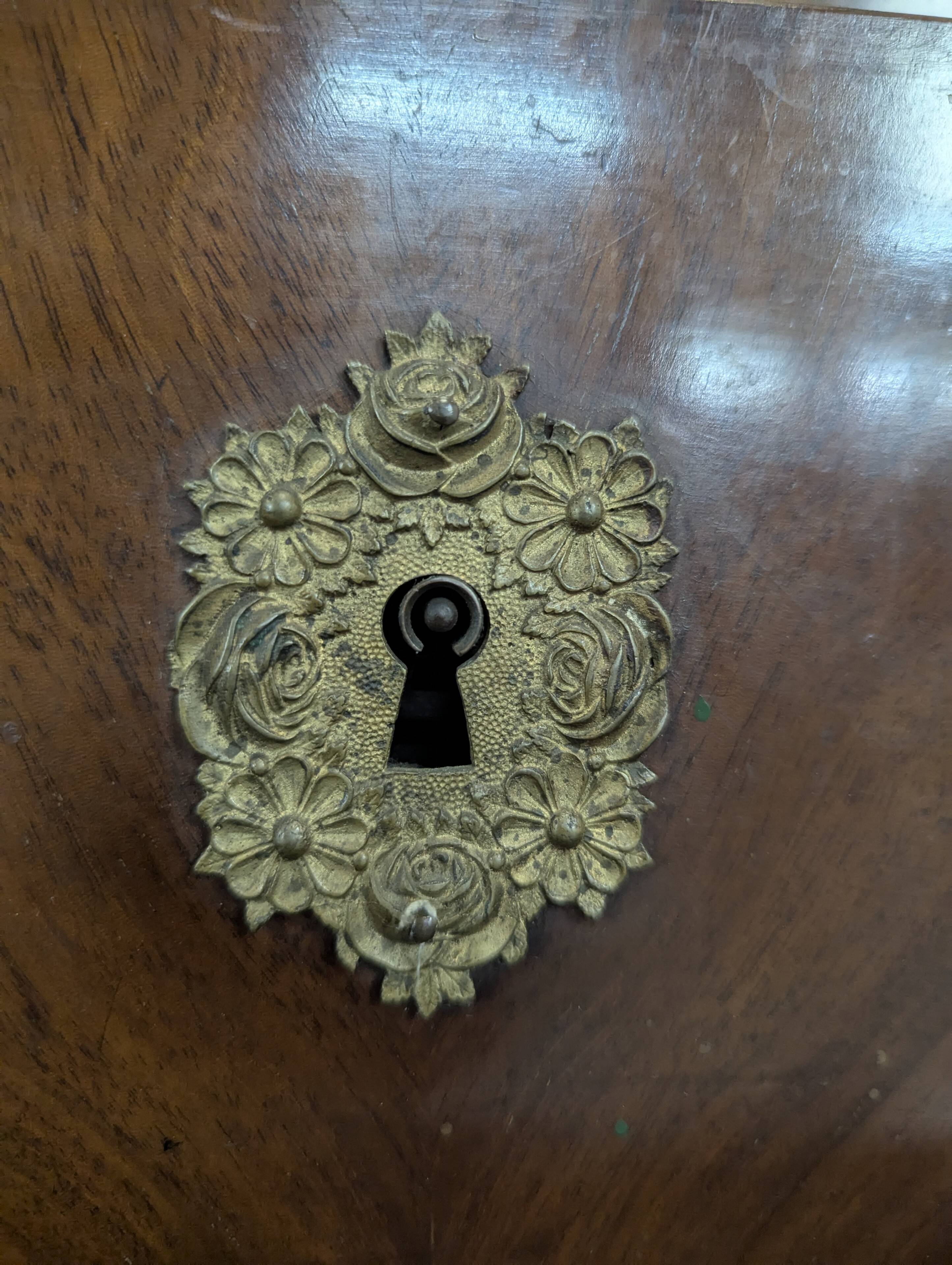 Restoration period chest of drawers with bronze ornaments