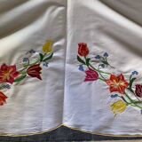 Drap ancien brodé à la maison