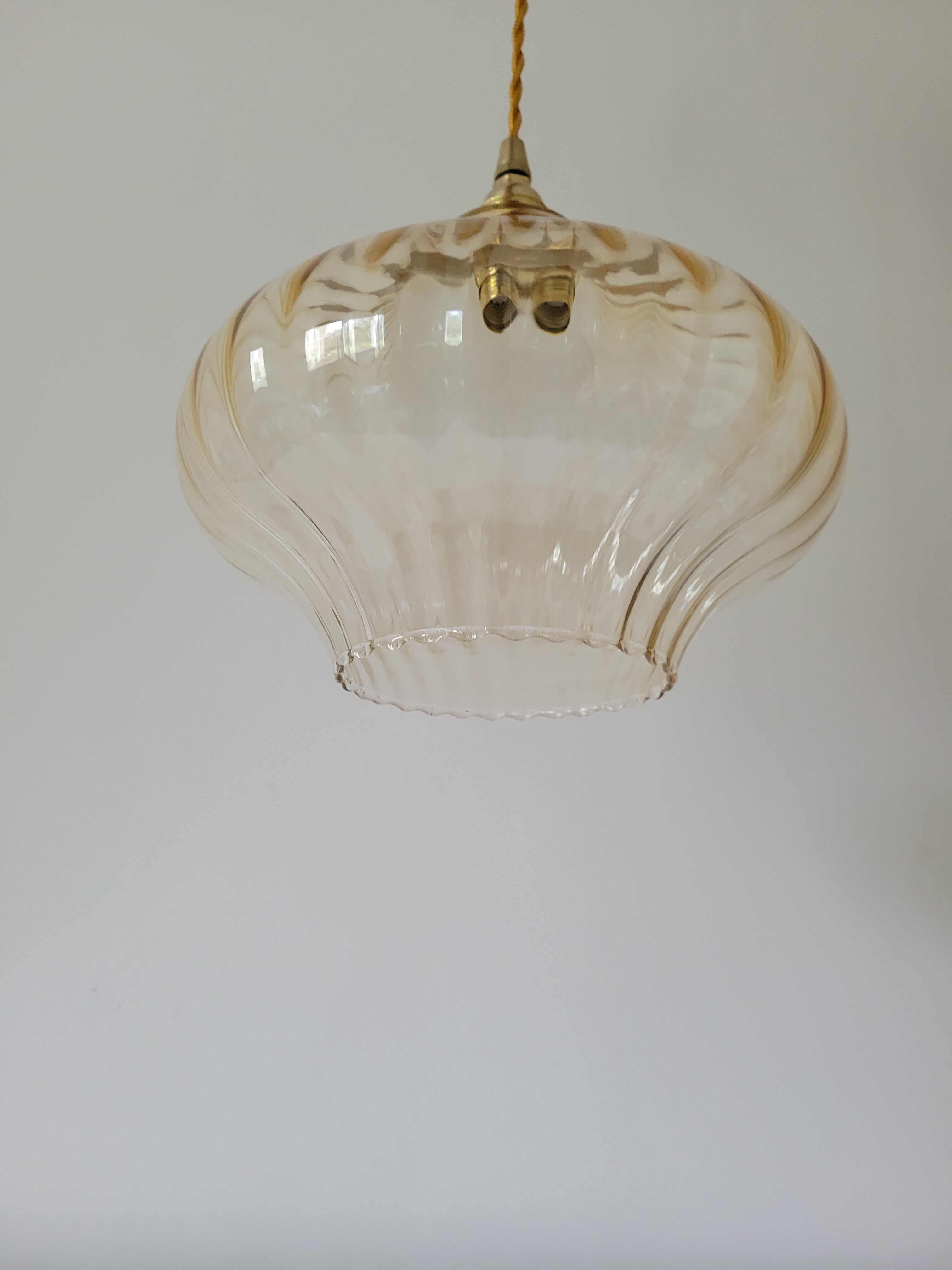Suspension en verre strié ambré