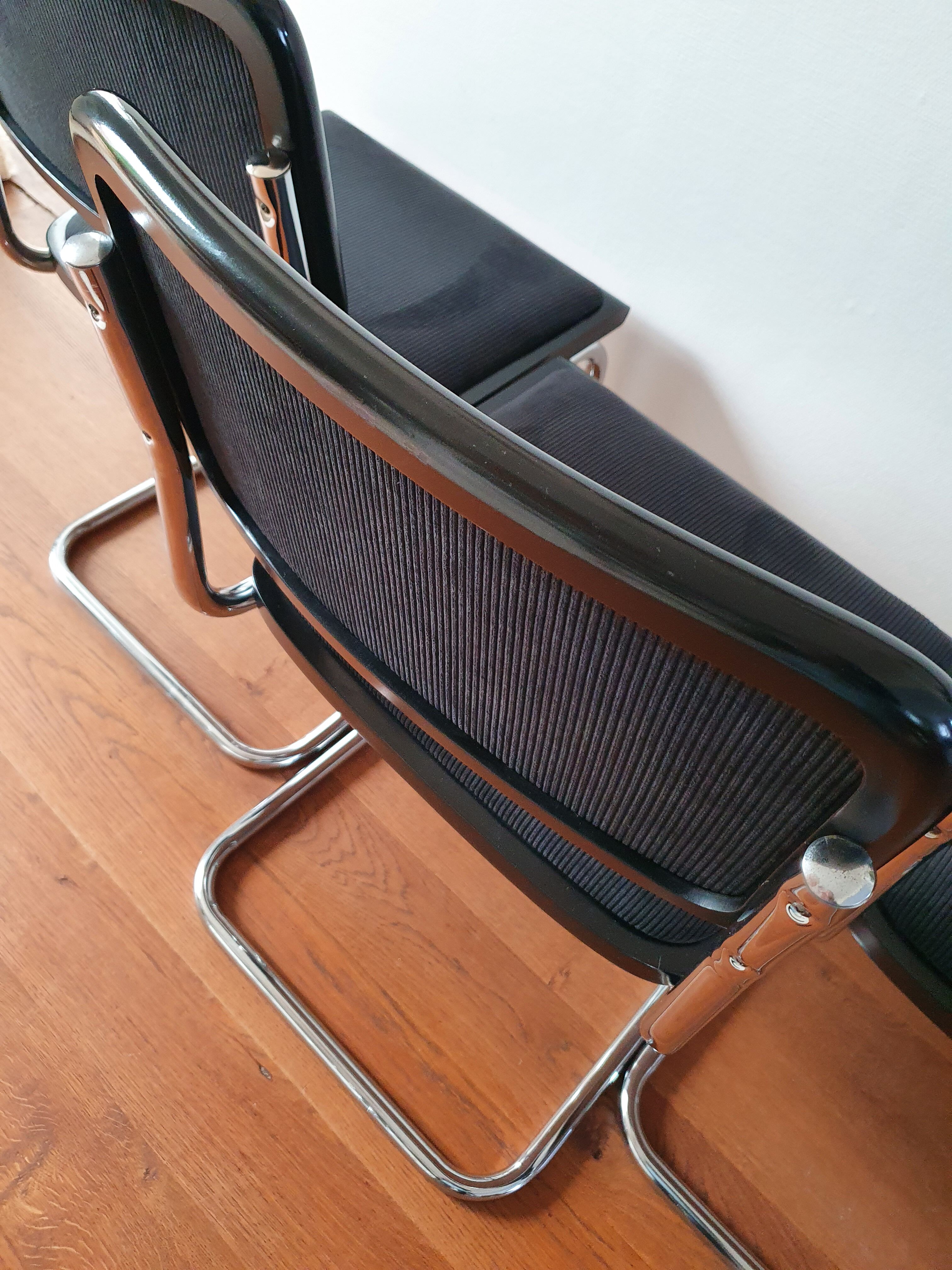 Série de 4 chaises B32 Marcel Breuer en velours côtelé noir