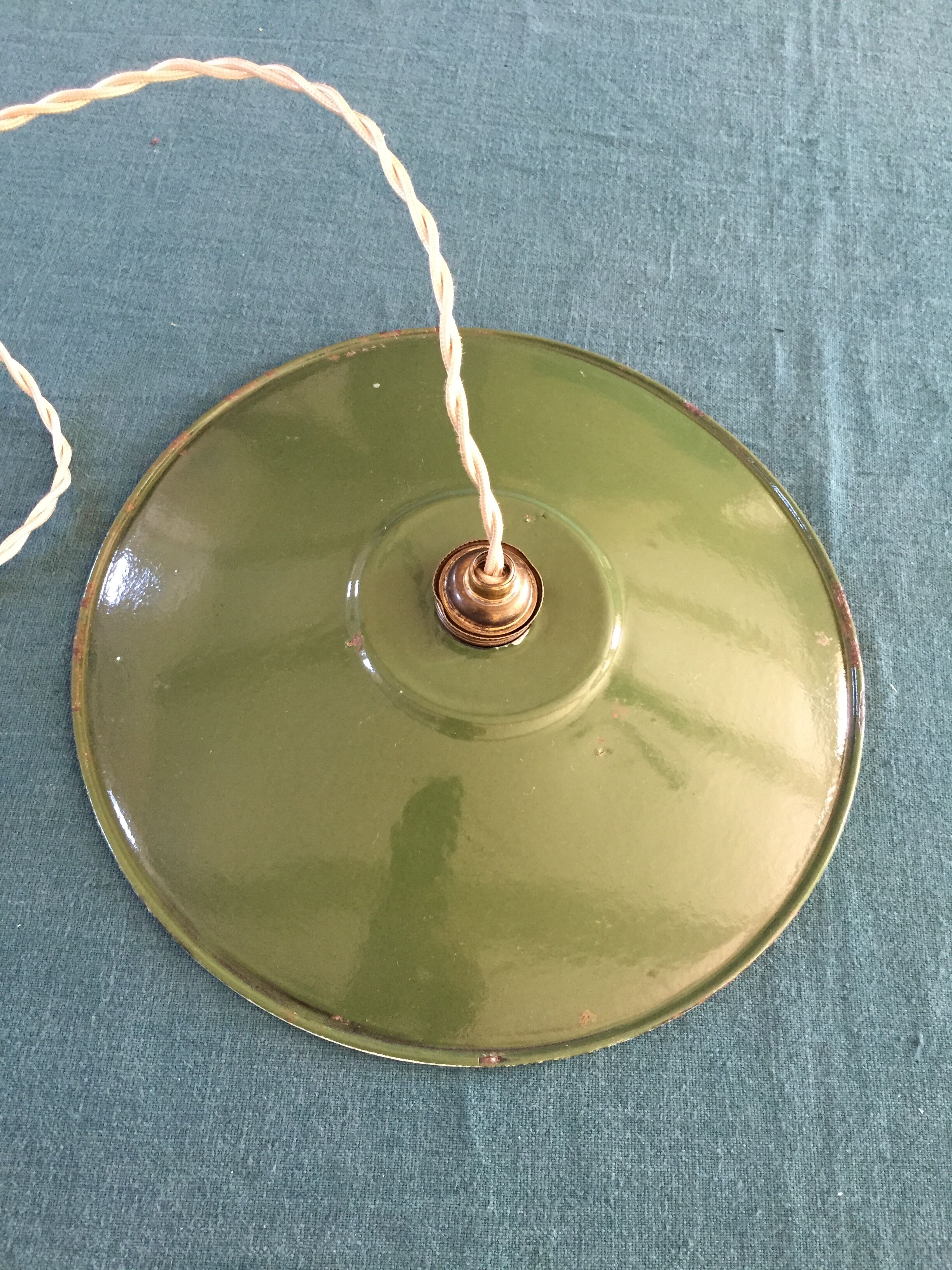 Vintage enamelled sheet metal suspension and its porcelain rosette