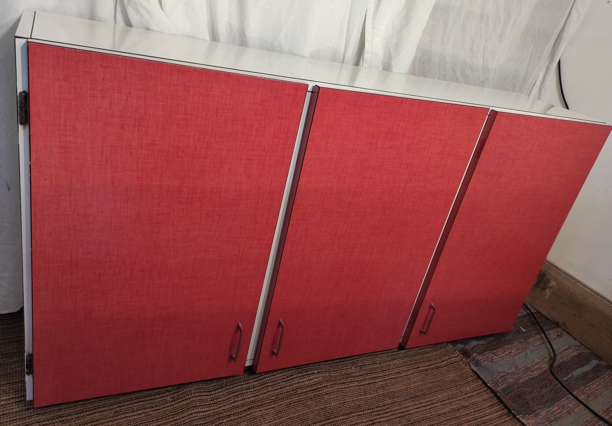 Placard haut de cuisine trois portes en formica rose