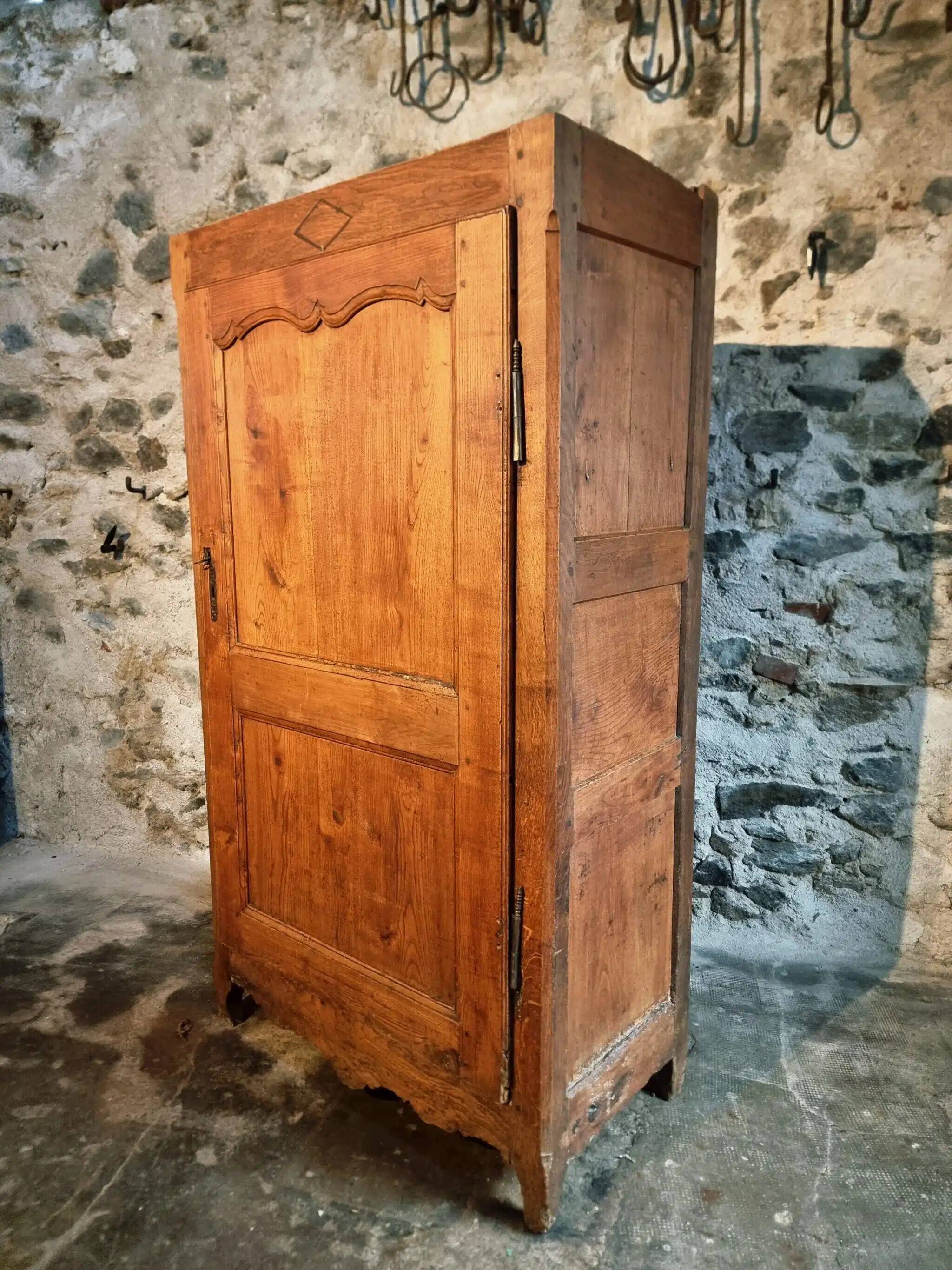 Armoire ancienne française en châtaignier – XVIIIe siècle