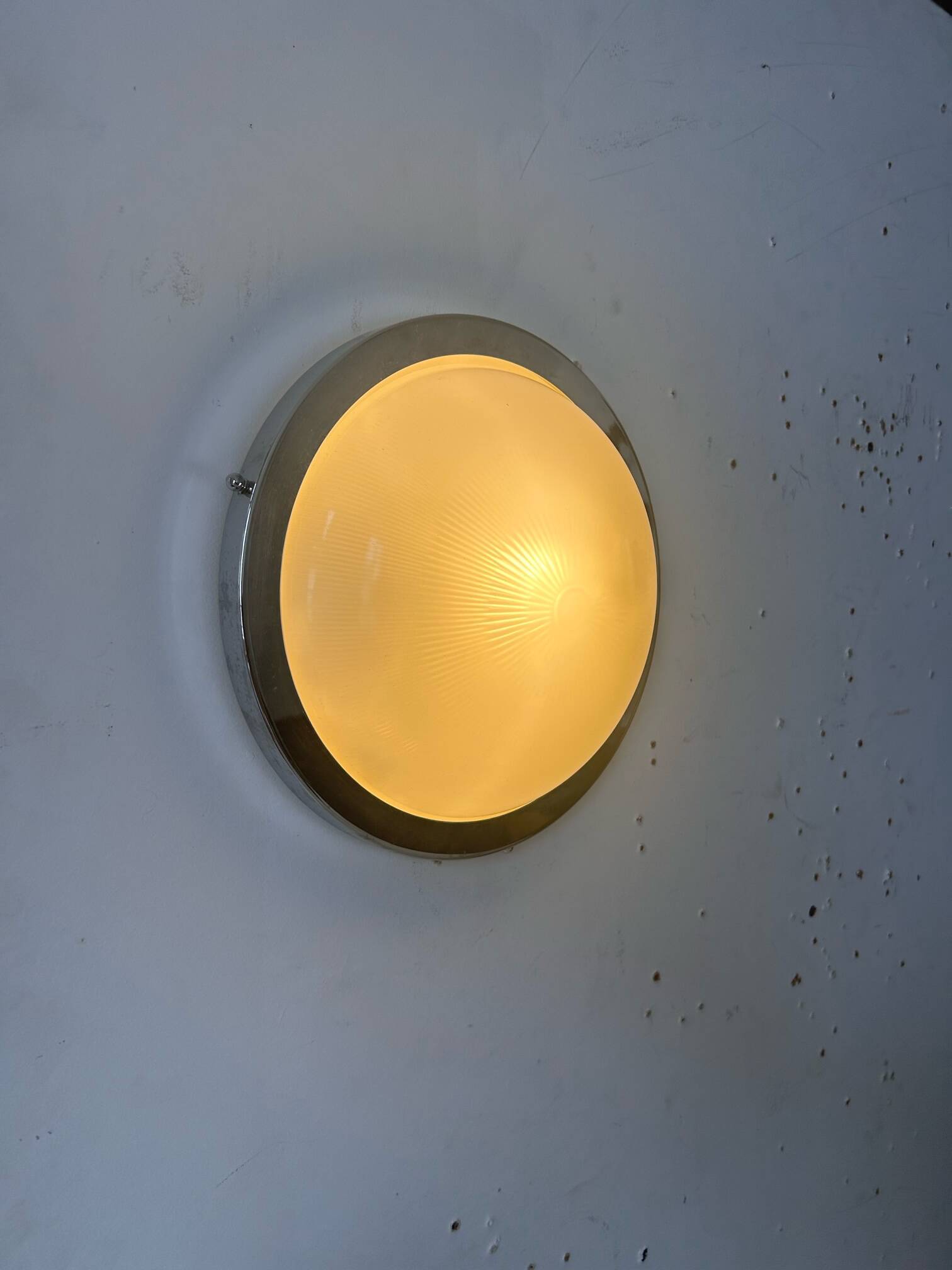 Vintage modernist Perzel wall lamp, chrome and holophane glass, France 1930