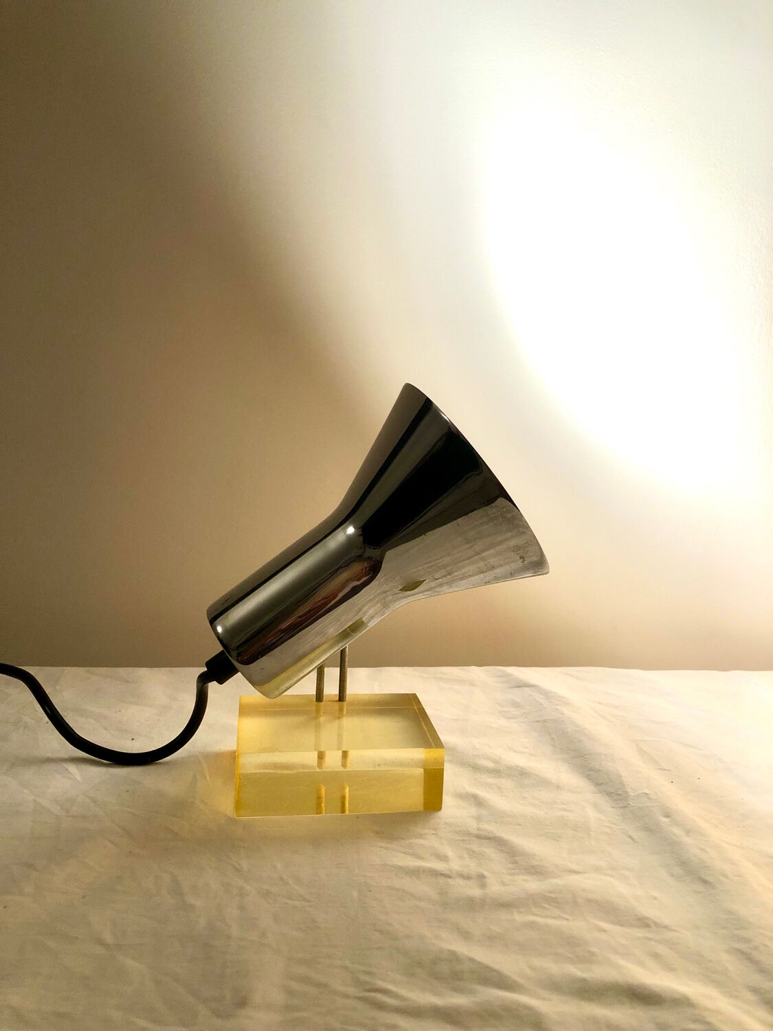 Articulated chrome and plexiglass casserole spotlight