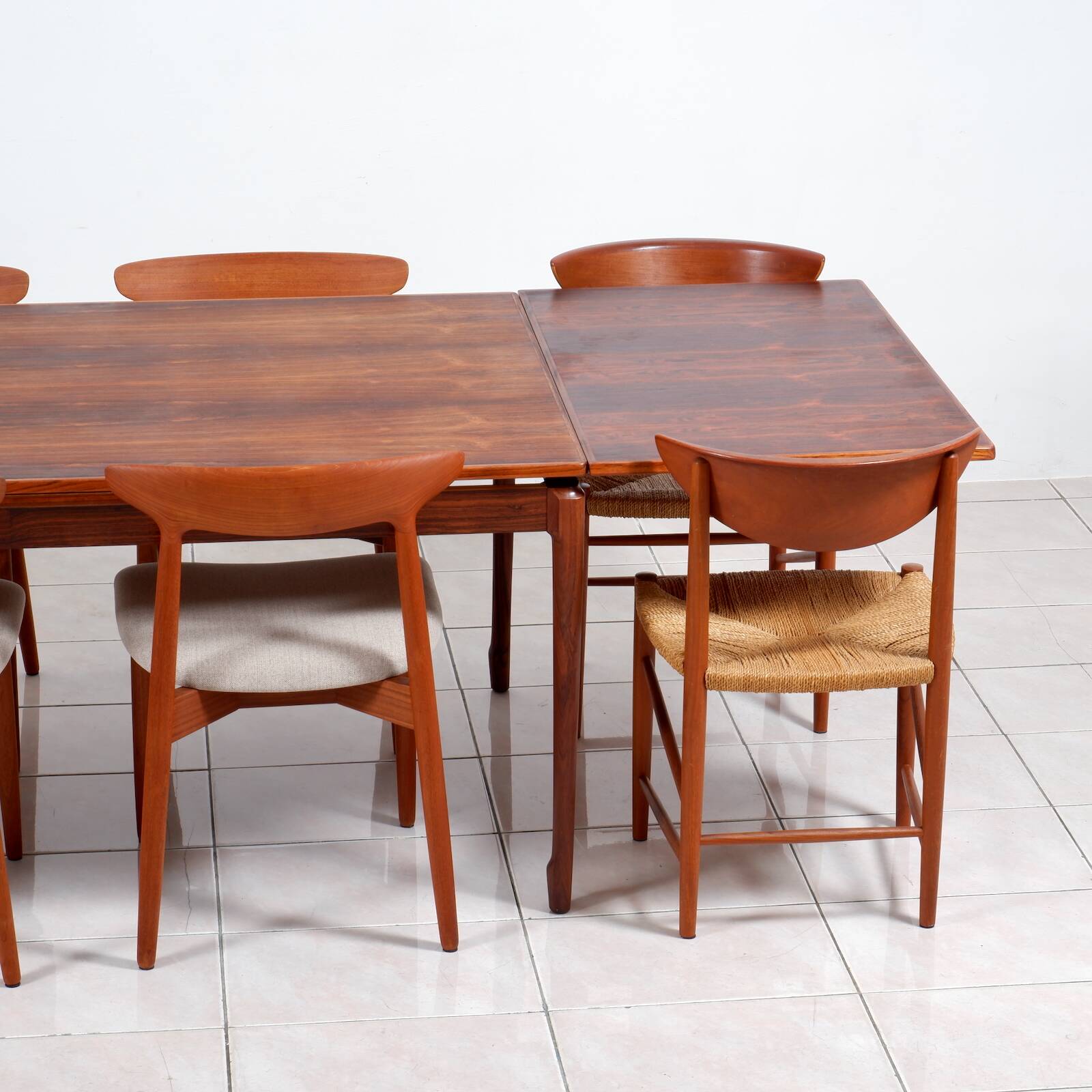 Grande table à manger extensible en palissandre brésilien par H. Sigh & Son