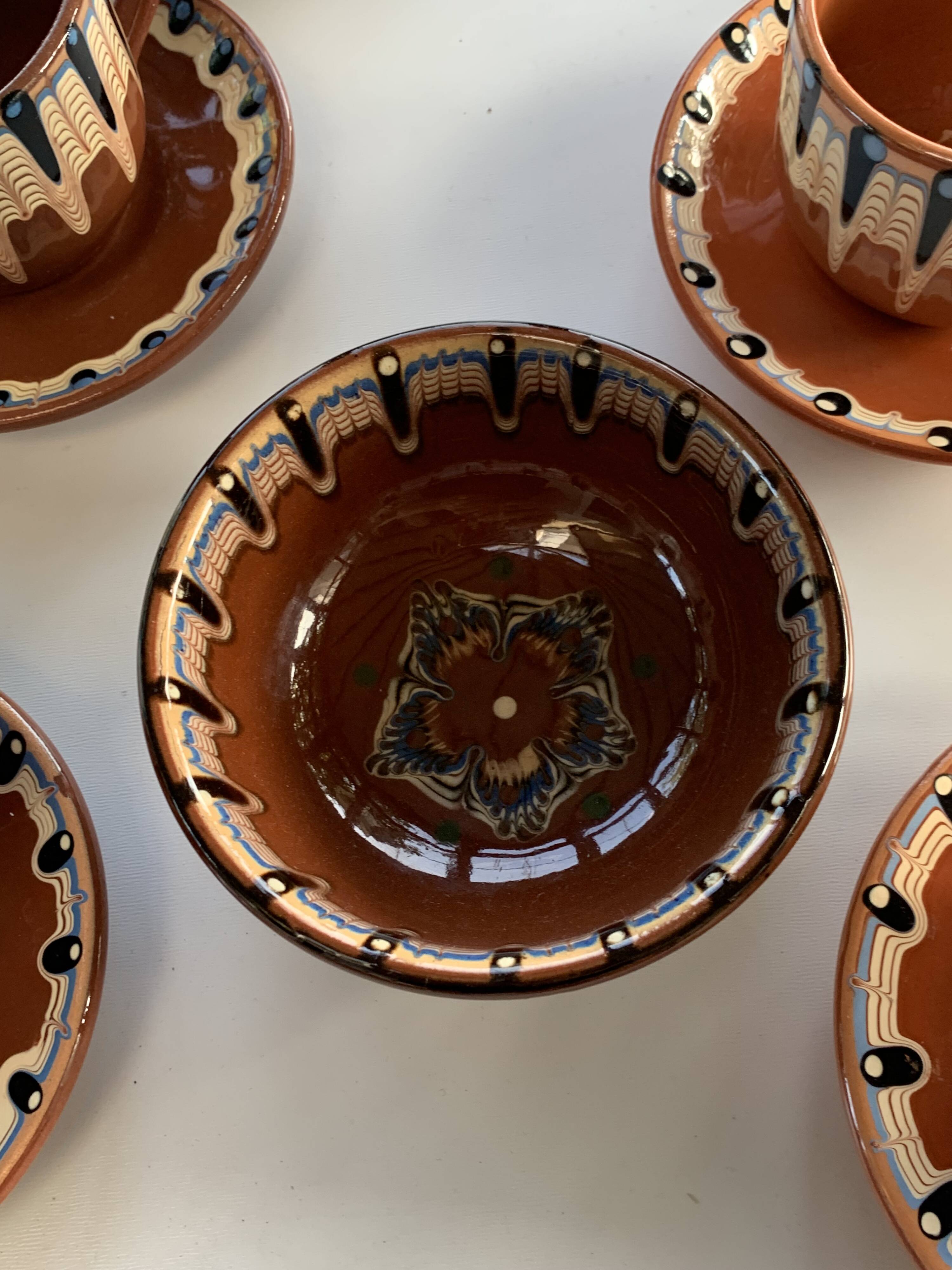 Coffee service composed of 17 pieces, 8 cups, 8 saucers and a sugar bowl, artisanal