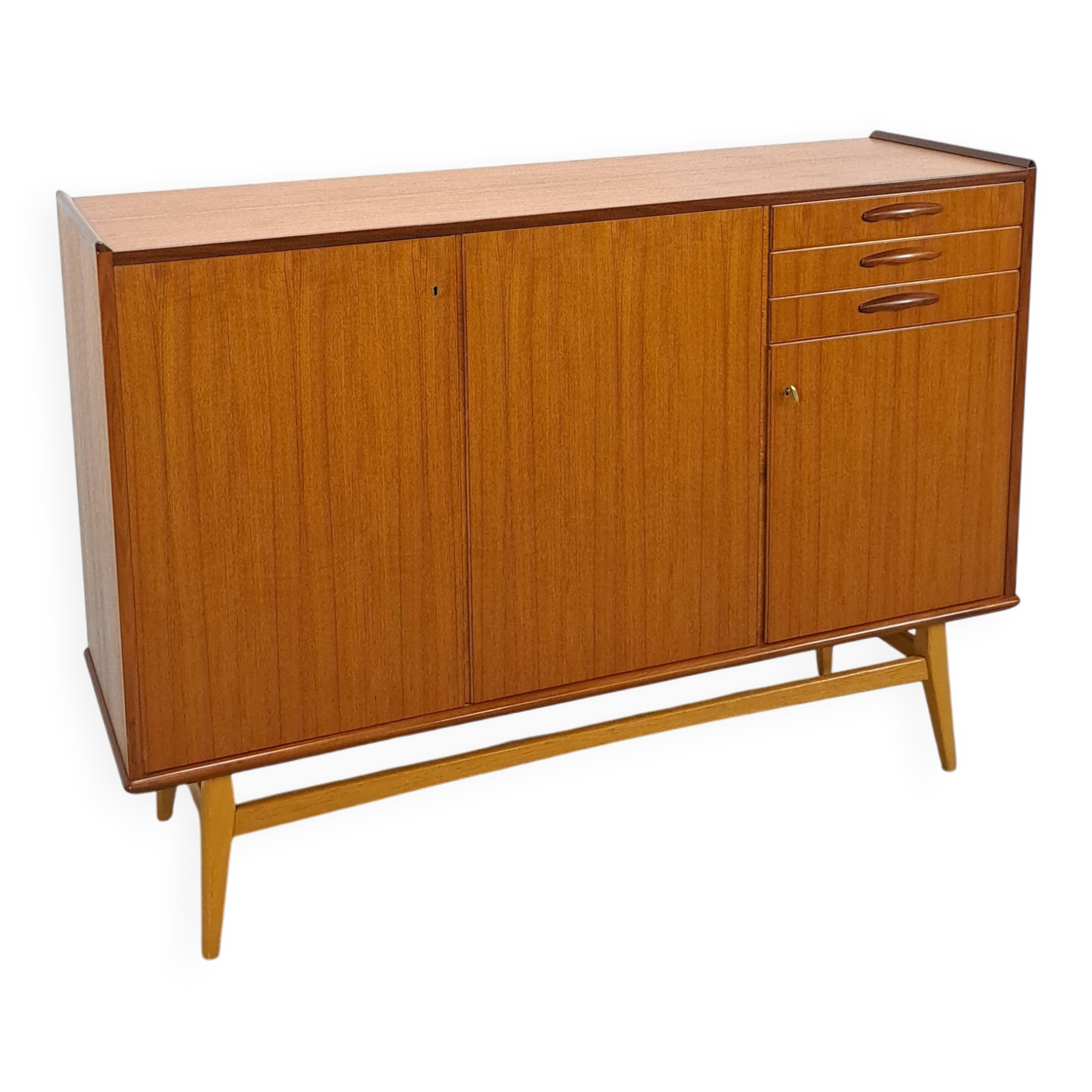 Teak kast met schuine poten en lades uit Zweden