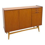 Teak kast met schuine poten en lades uit Zweden