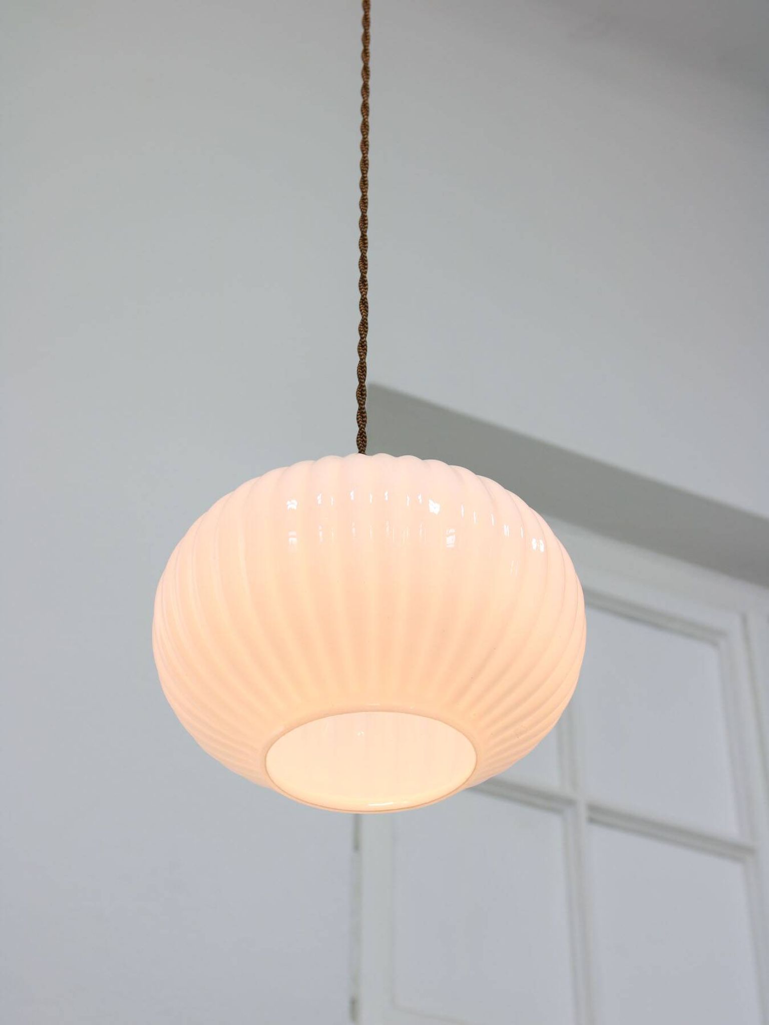 Lampe suspendue vintage en opaline et laiton