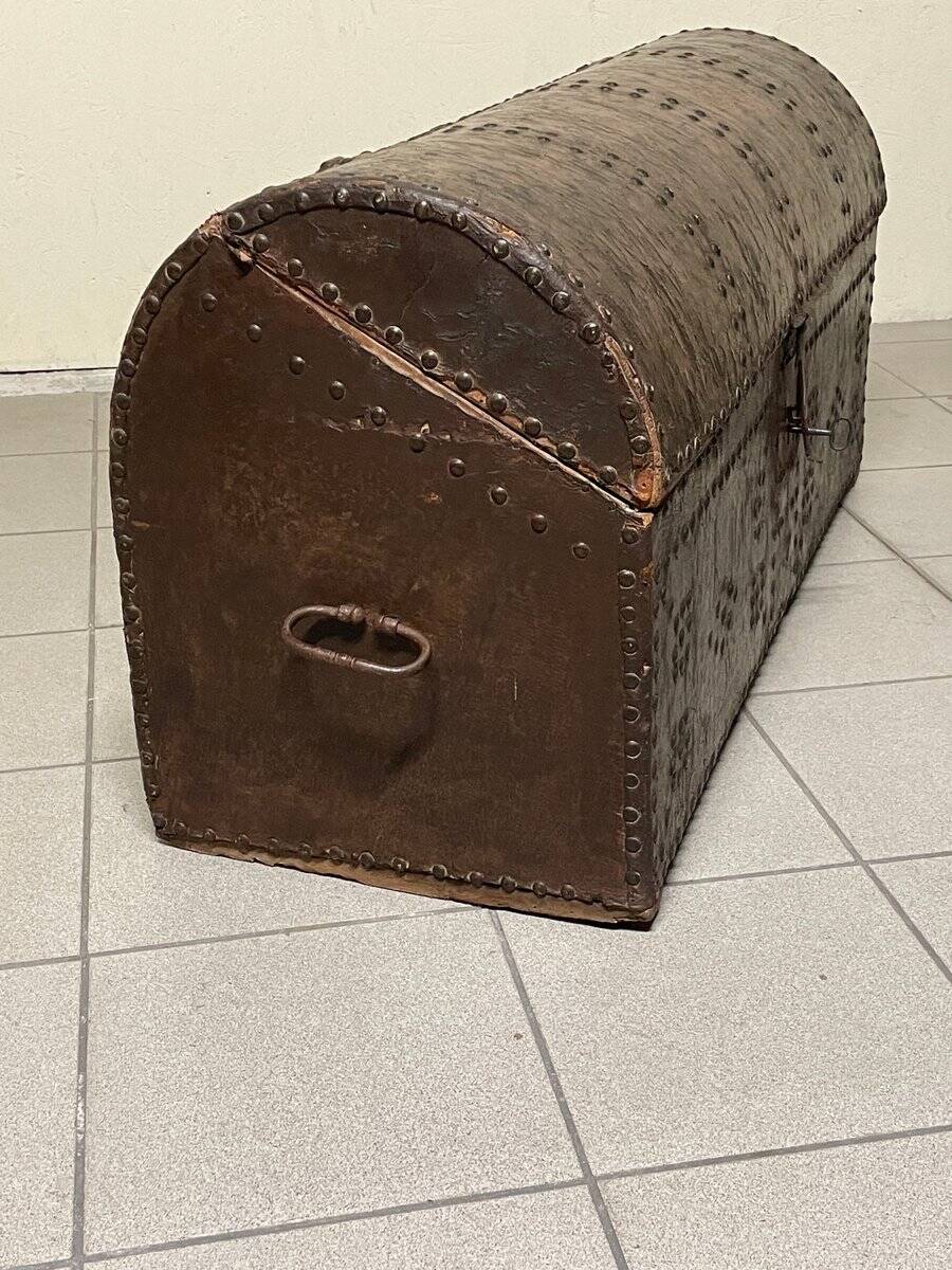 Antico baule da viaggio con borchie, XVIII-XIX secolo