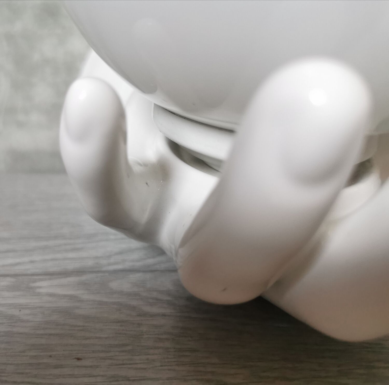 White ceramic hand wall lamp