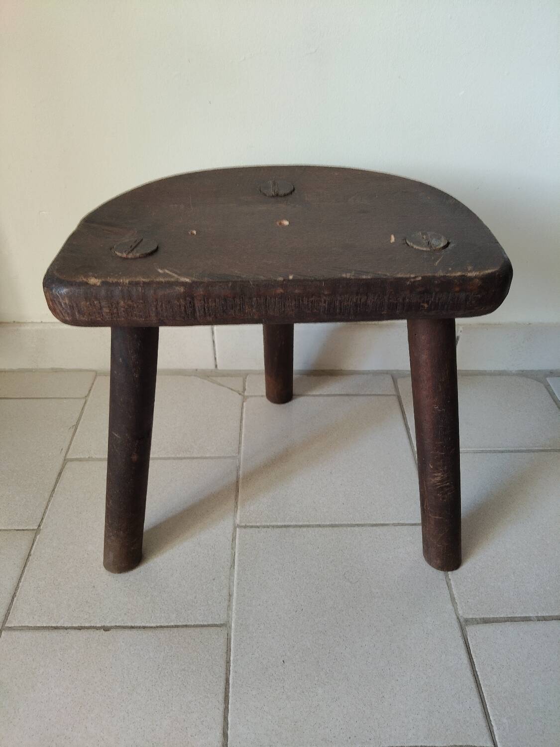 Antique tripod milking stool in solid wood – rustic & patina