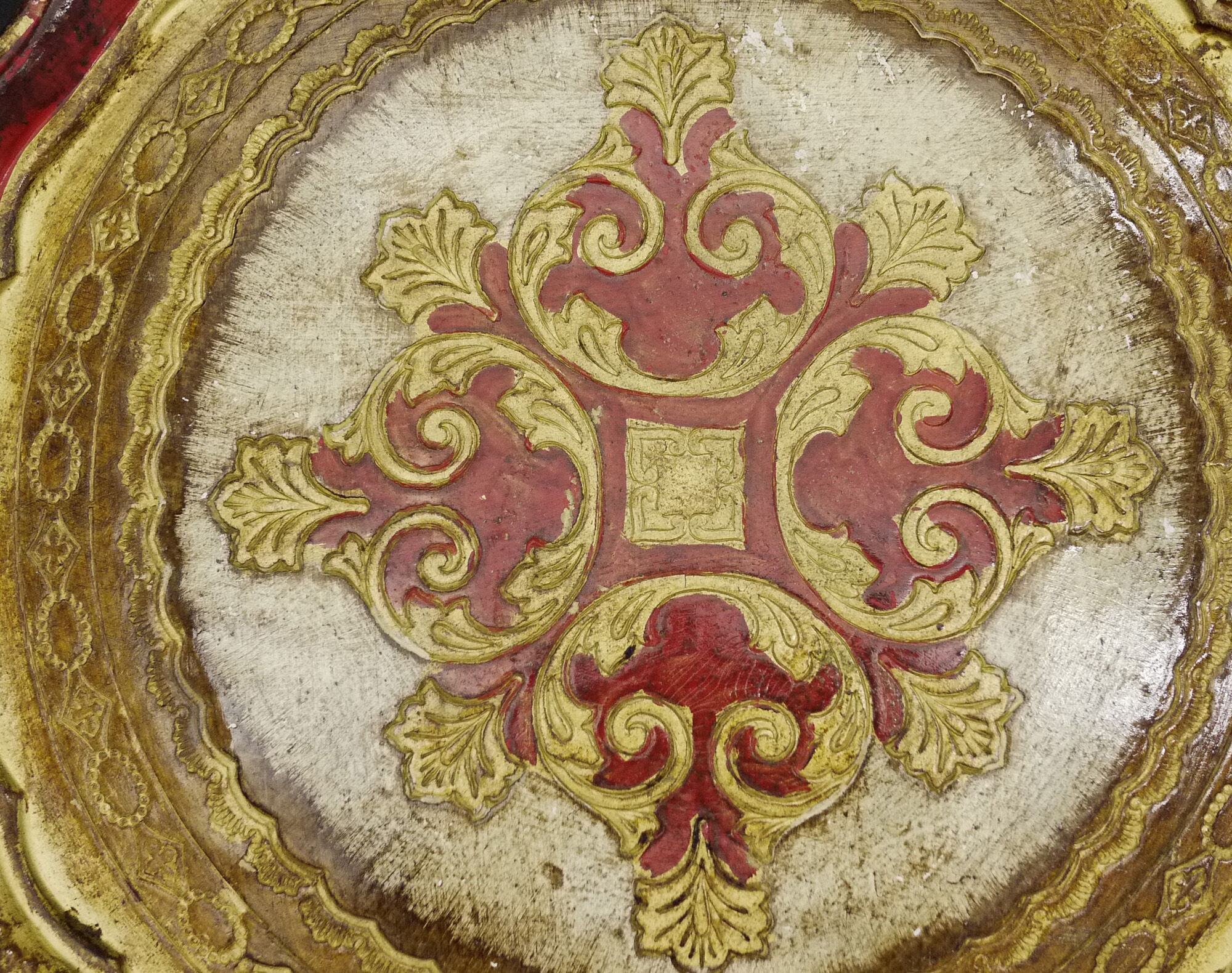 Florentine wooden tray painted with the hand of circular shape