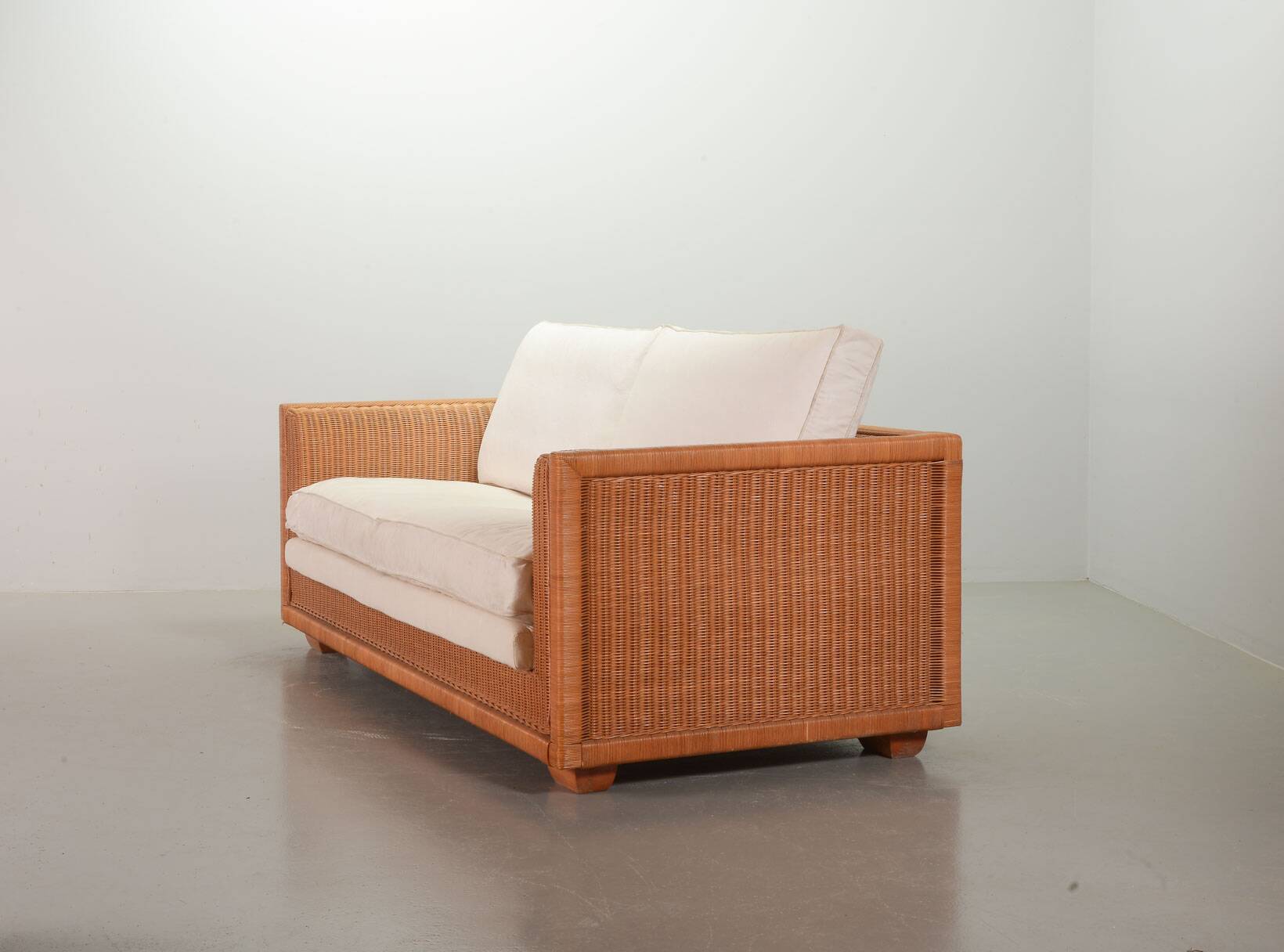 Luxurious Italian Gasparucci Reed White Lounge Greenhouse Sofa. Italy, 1980
