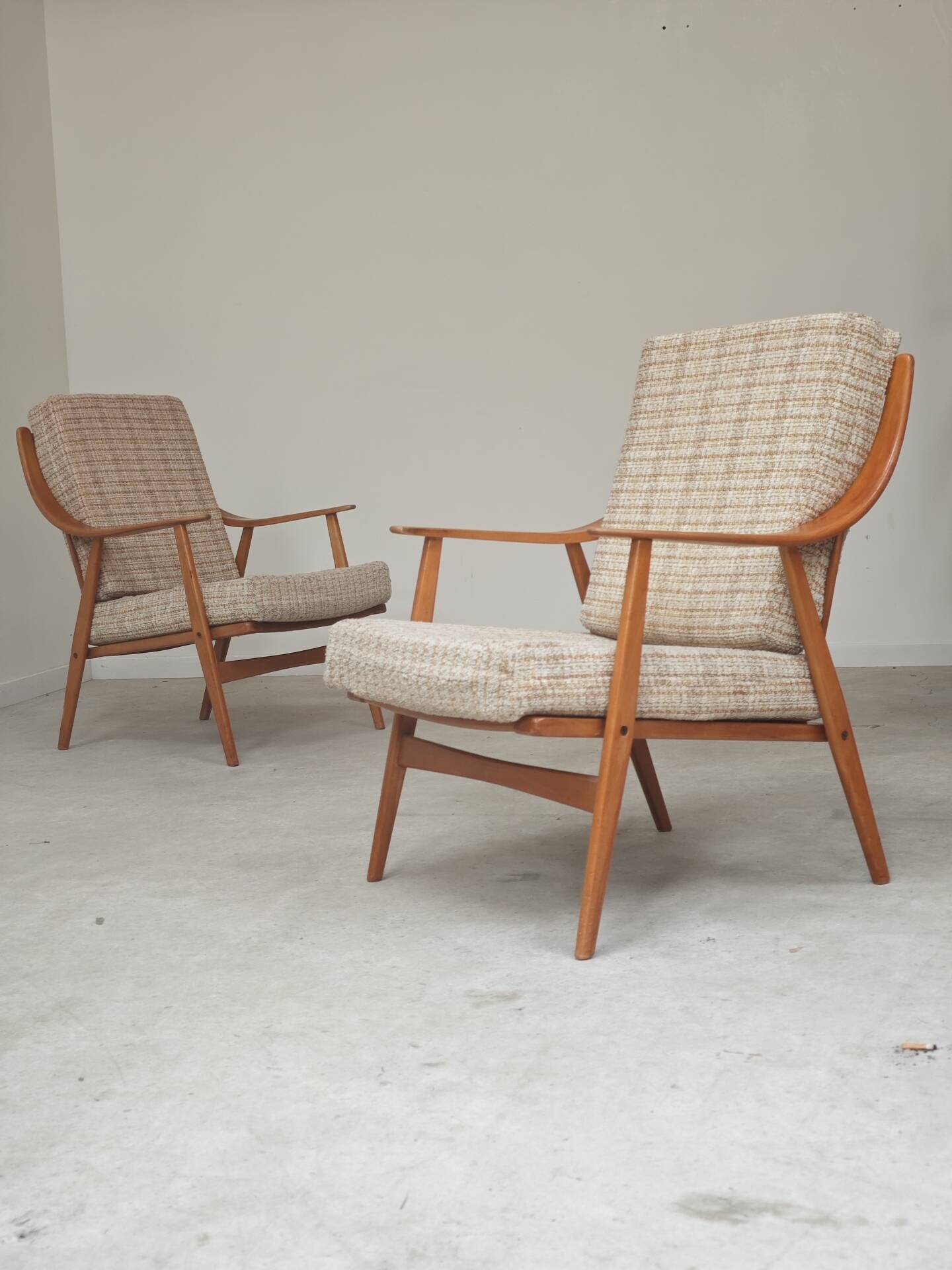Pair of Boomerang-style armchairs in ecru beige fabric, 1960s.