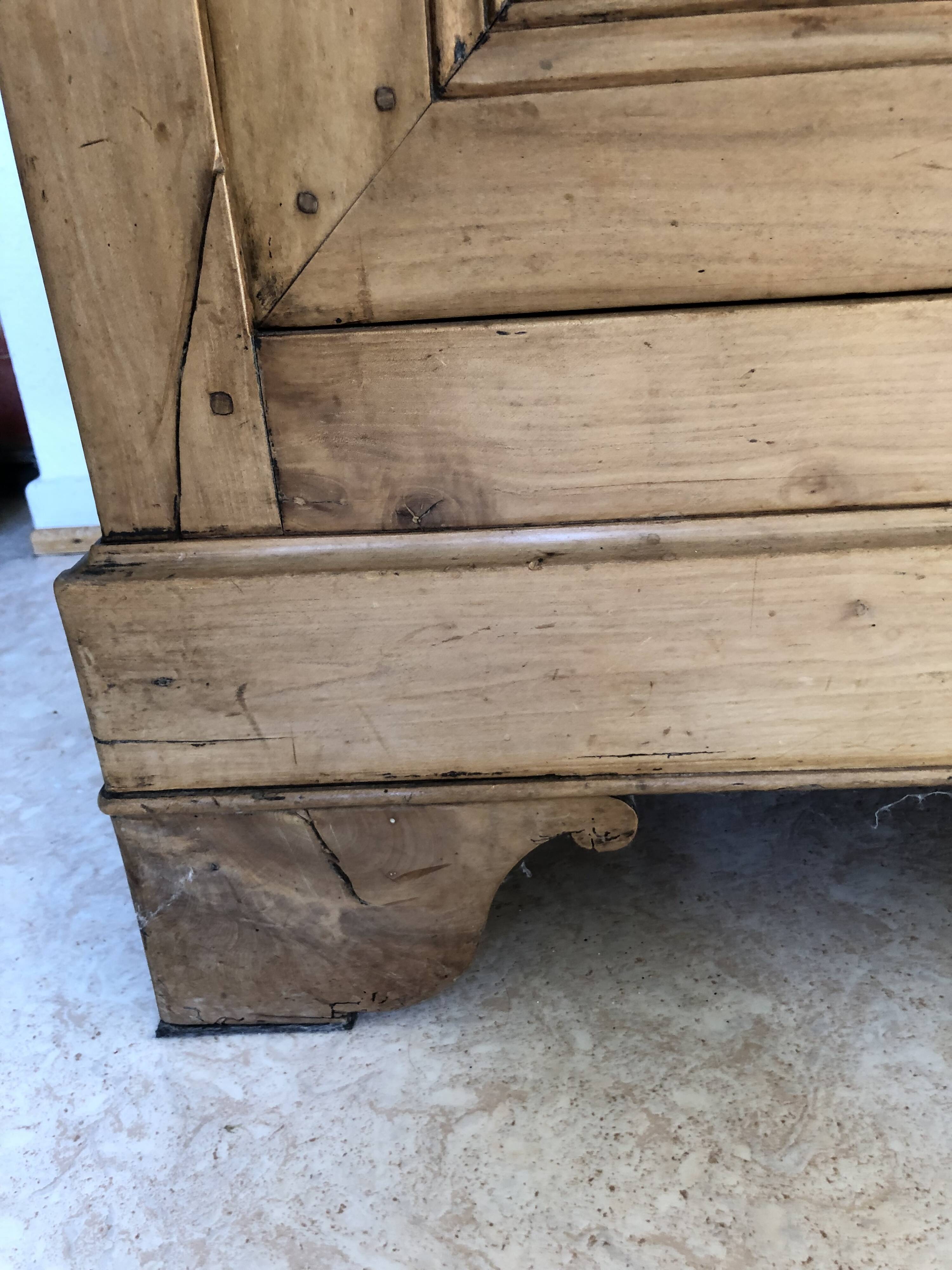 Buffet ancien en noyer blond