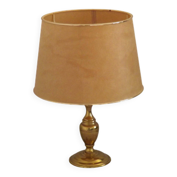 Lampe de table ronde en laiton vintage avec abat-jour beige et doré.