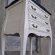 Commode trois tiroirs Louis XV patinée blanche et bleue