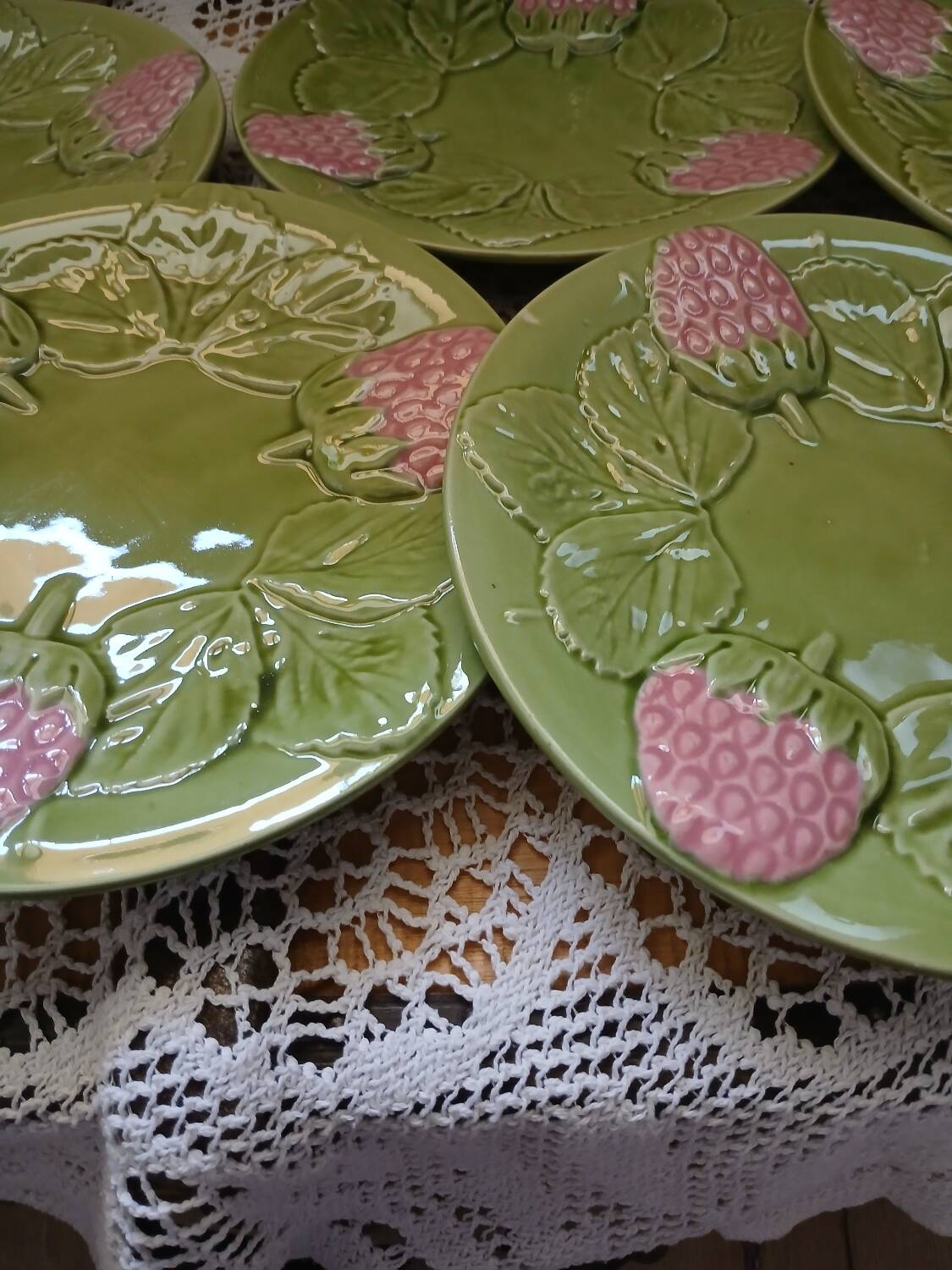 8 assiettes à dessert anciennes en barbotine