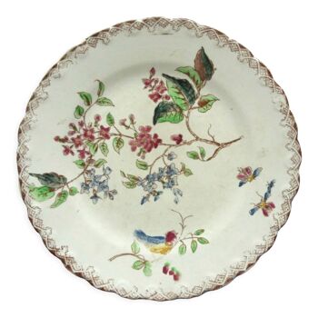 Polychrome dessert plate signed onnaing: birds, butterflies and flowers