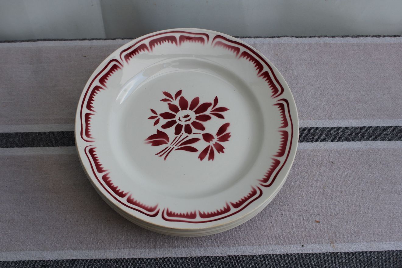 Set of 6 flat ceramic plates