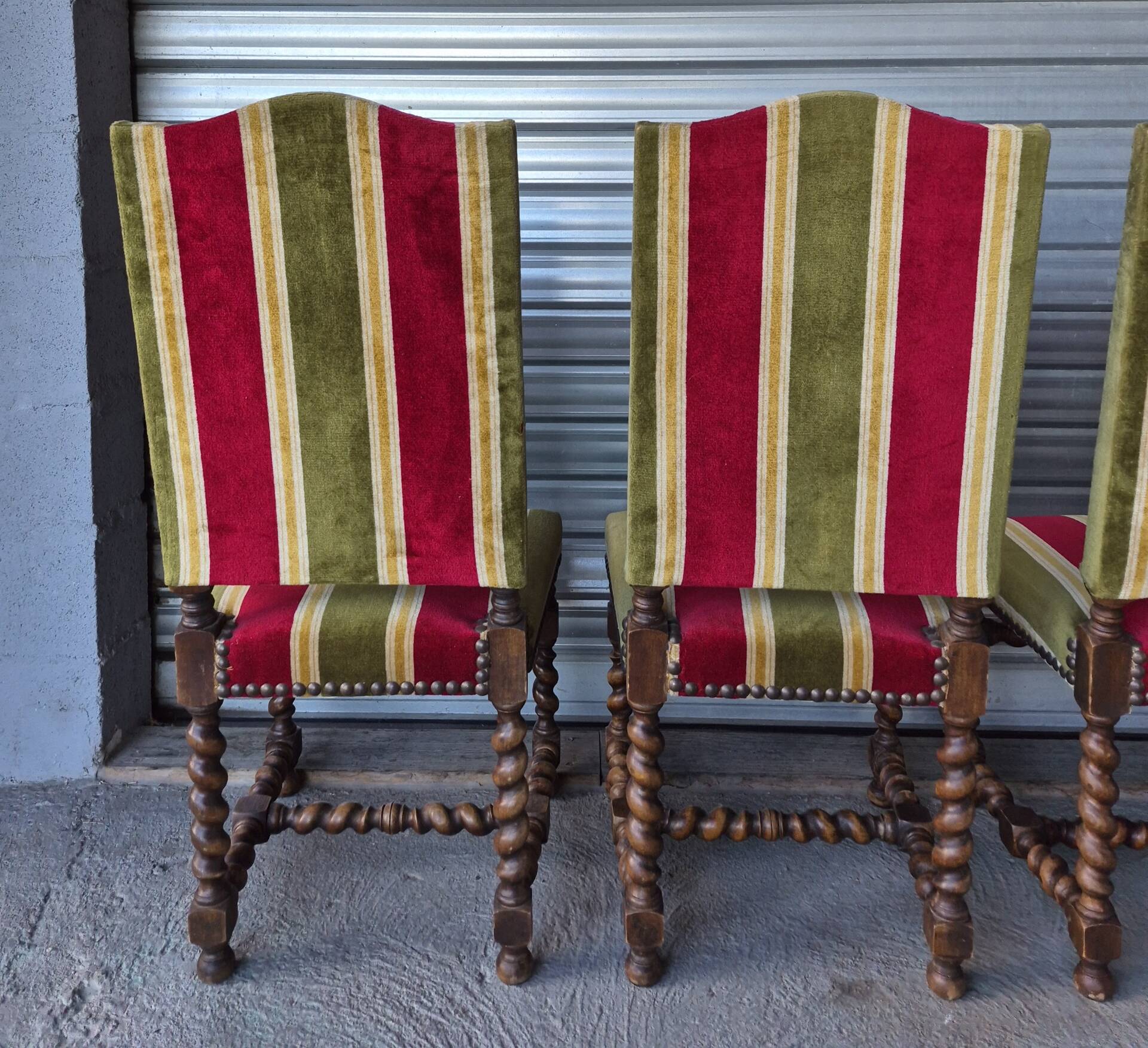 Set of 6 Louis XIII style chairs in turned wood and velvet.