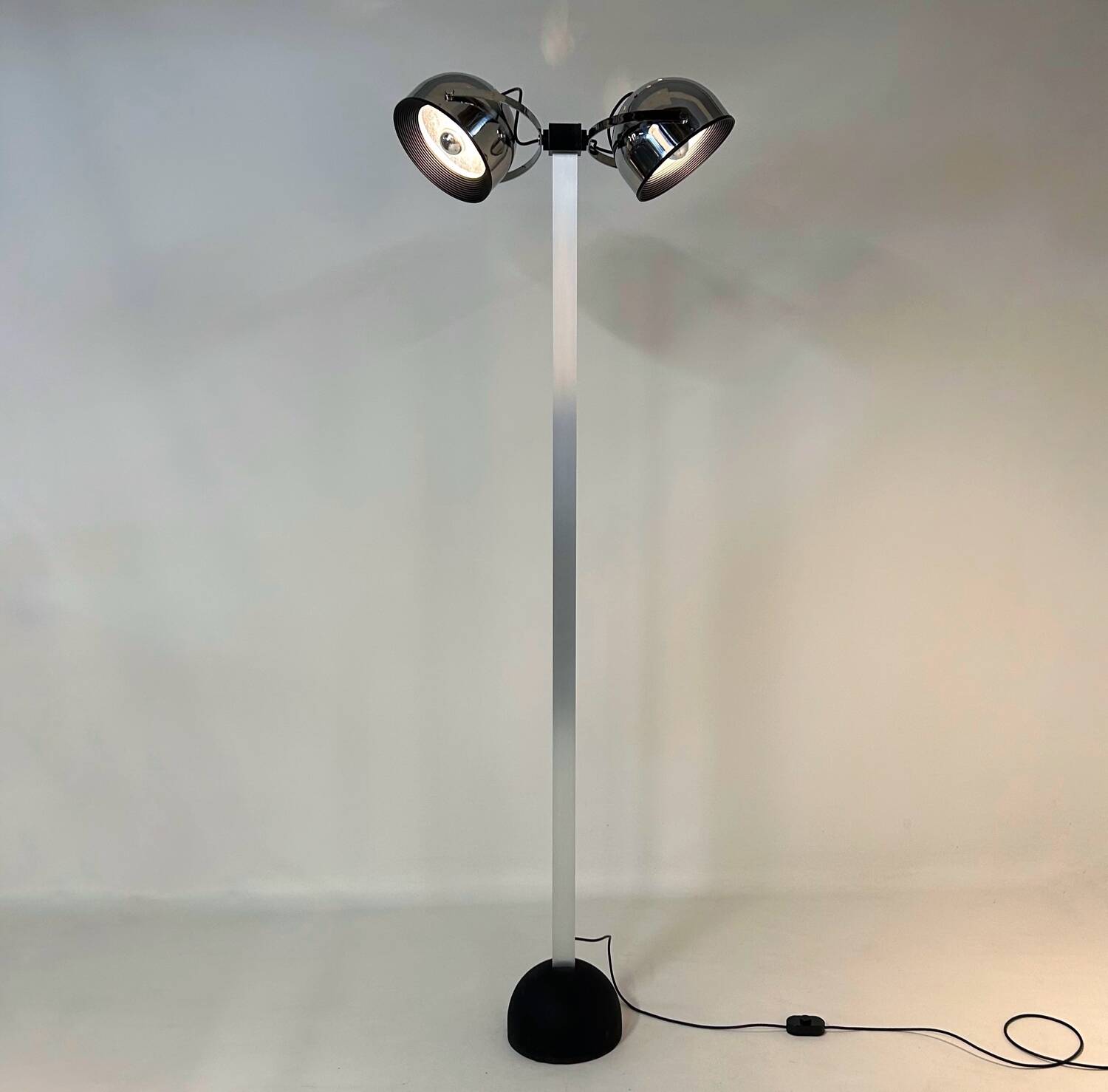 SISTEMA TREPIU FLOOR LAMP BY GAE AULENTI & LIVIO CASTIGLIONI FOR STILNOVO ITALY, 1970S – BRANDED