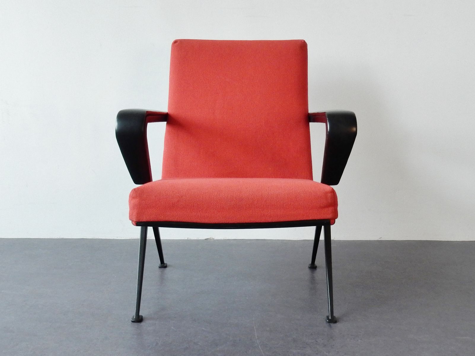 Model chair resting by Friso Kramer for Ahrend de Cirkel 1965