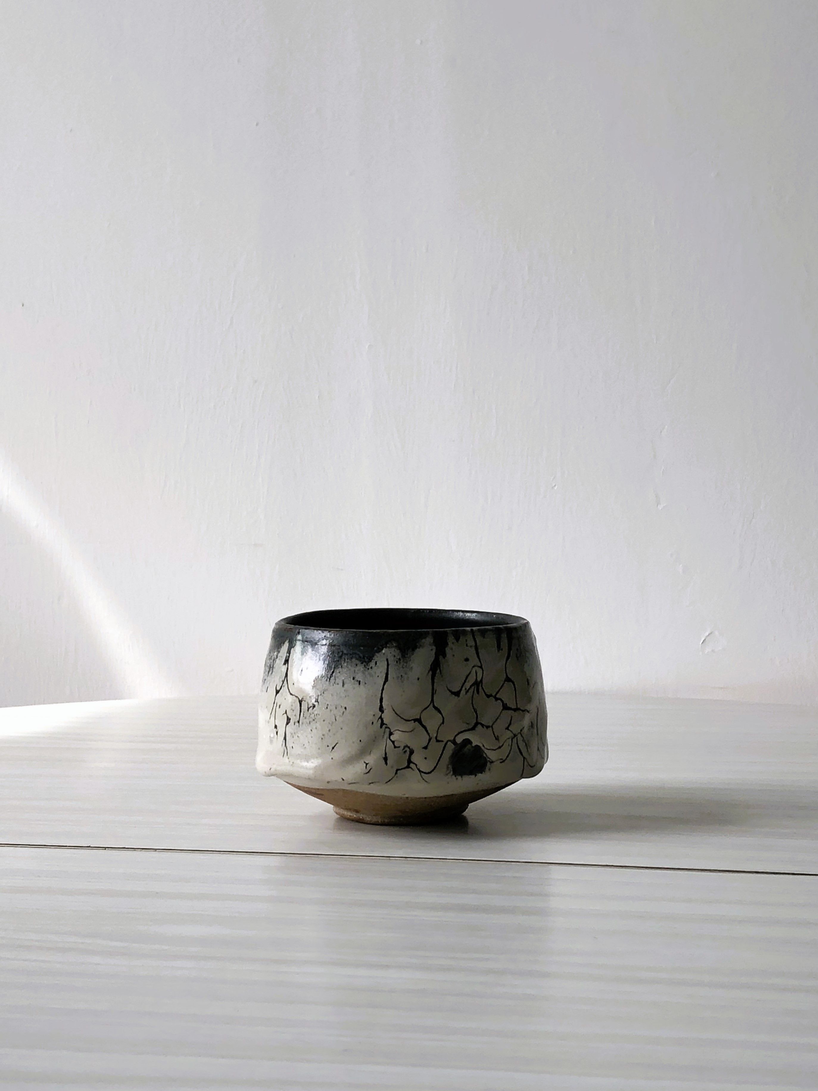 Small bowl or flower pot cover in black and white ceramic, signed, very decorative in excellent condition
